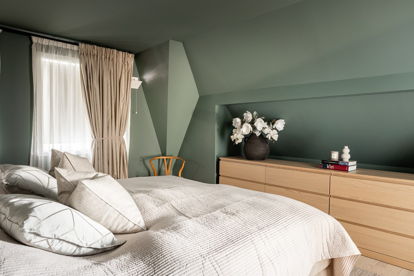 Her er det god plass til dobbeltseng og garderobe. Galleribilde