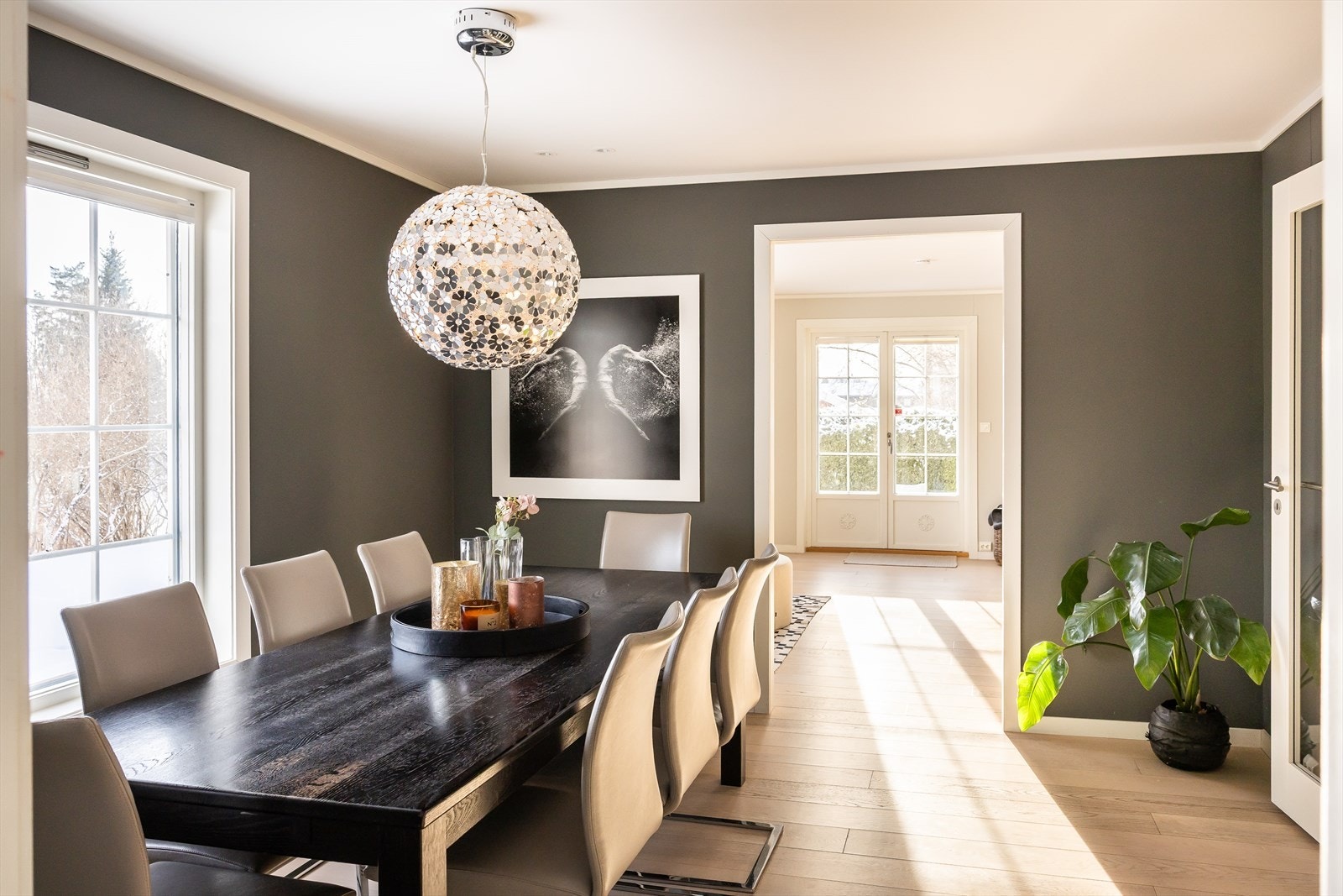 Spisestue med god plass til spisebord av god størrelse. Galleribilde
