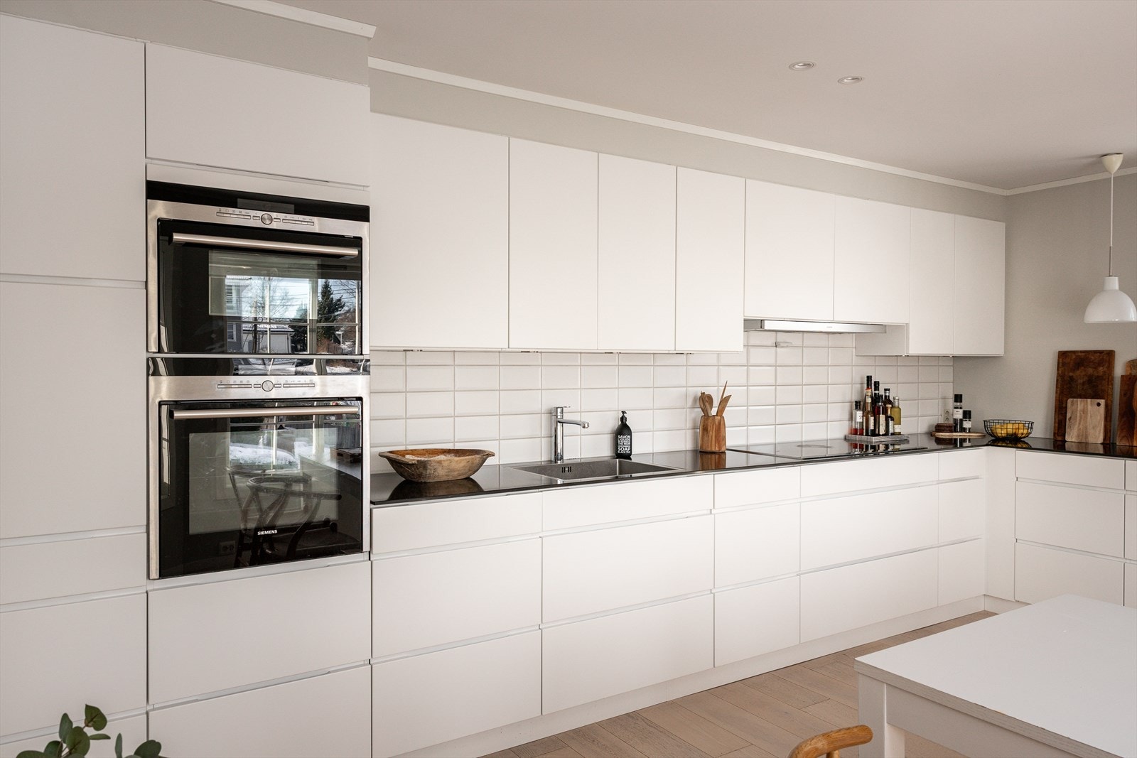 Integrert i kjøkkeninnredningen er induksjonstopp, to stekeovner, oppvaskmaskin og kjøl/frys. Galleribilde