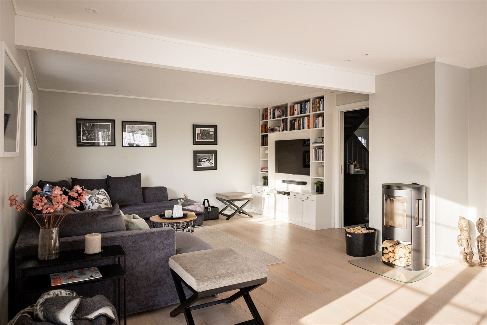 Stuen er romslig og har god plass til sofagruppe med tilhørende møblement. Galleribilde