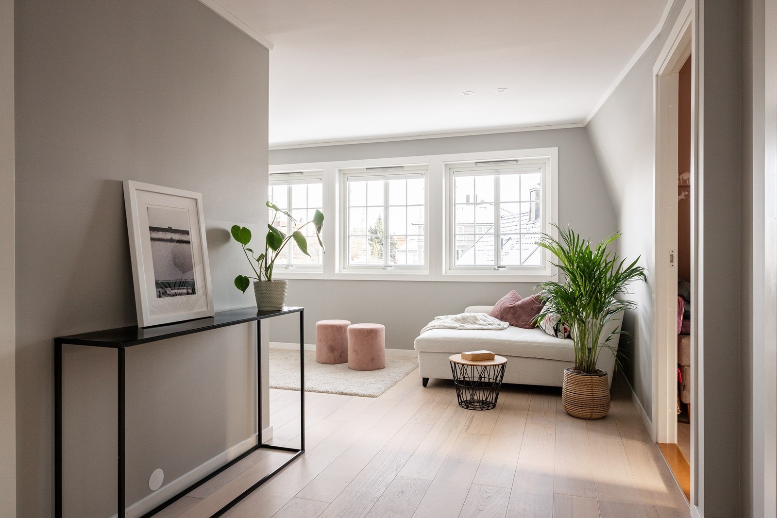 Lys og romslig stue med plass til sofagruppe og tilhørende møblement. Galleribilde