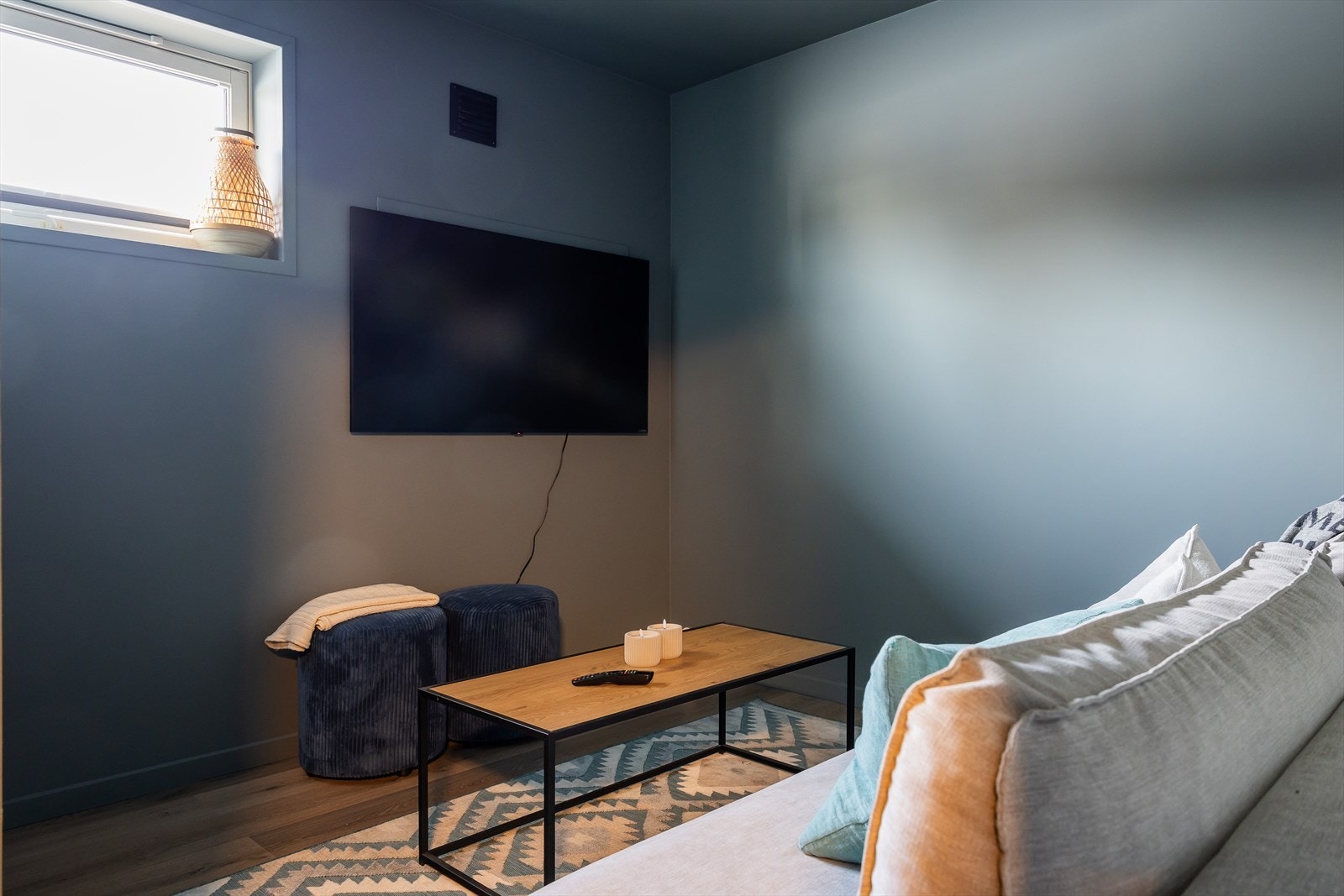 Kjellerstue med plass til sofagruppe og tilhørende møblement. Galleribilde