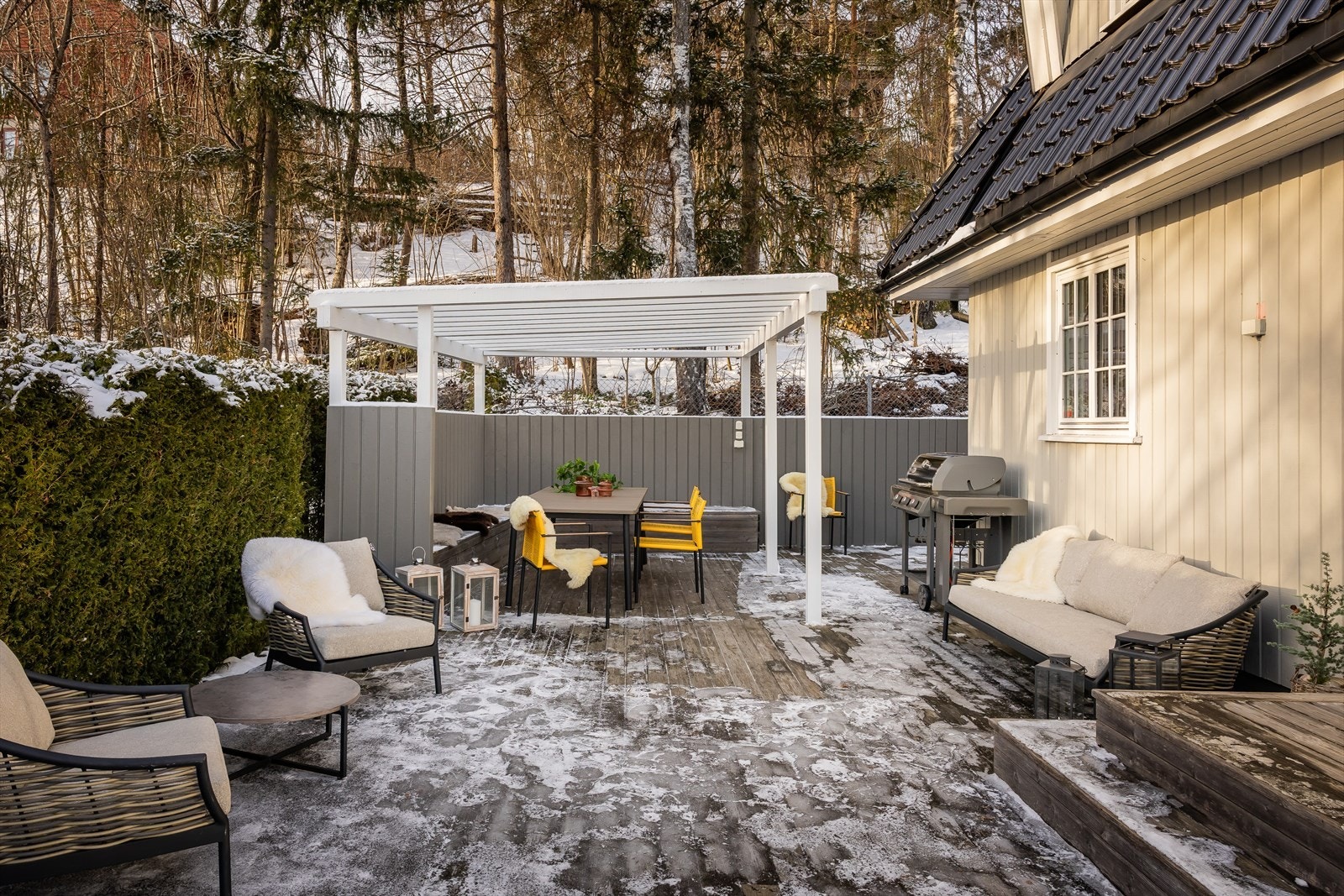 Fra stuen er det utgang til en romslig terrasse på 75 kvm. Galleribilde