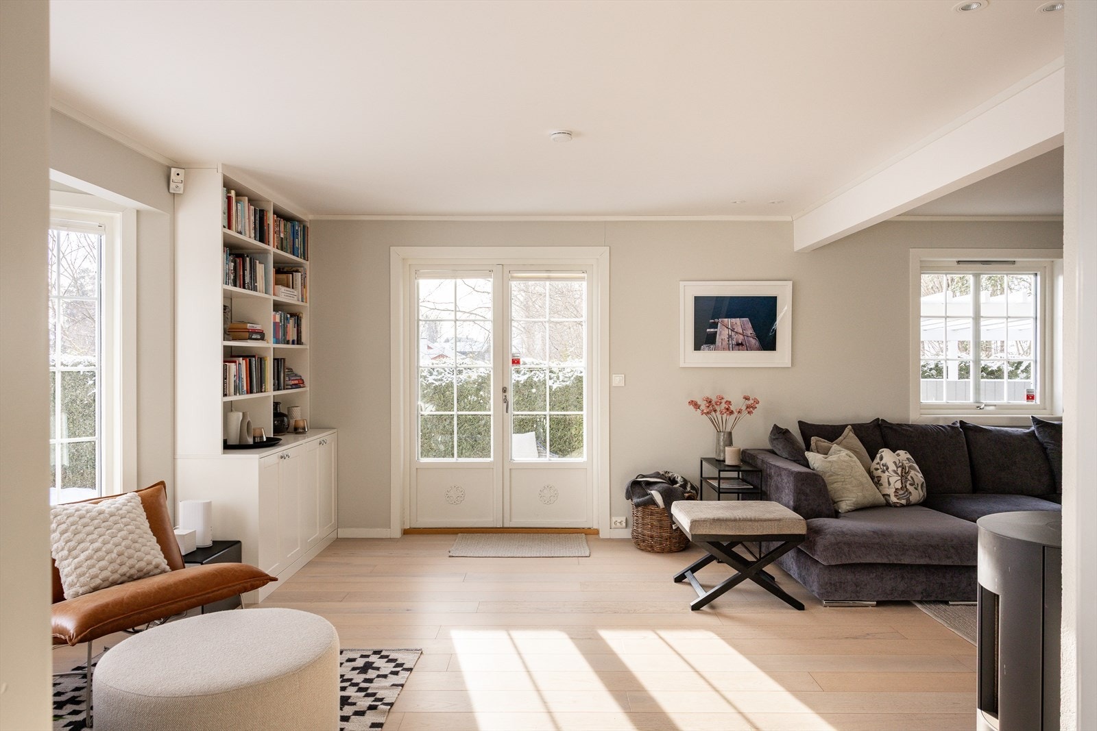 Det er plassbygde bokhyller i stuen som gir praktisk oppbevaringsplass. Galleribilde