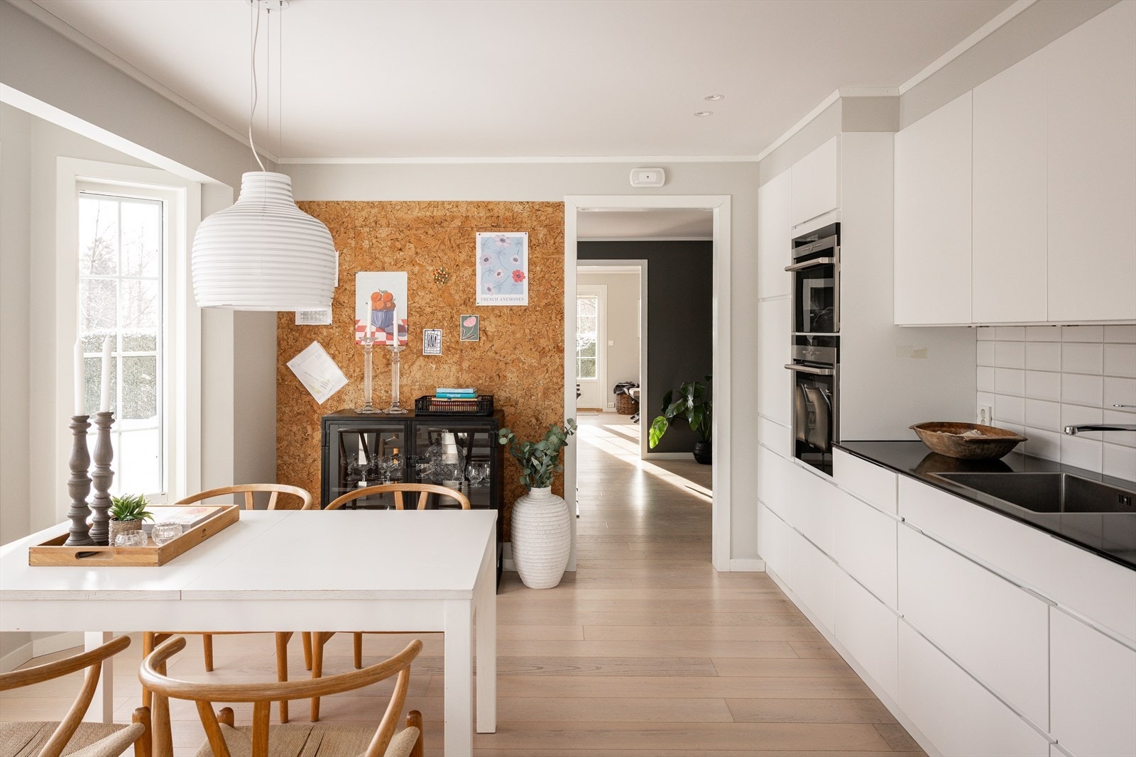 Kjøkkenet er romslig med god plass til spisebord. Galleribilde