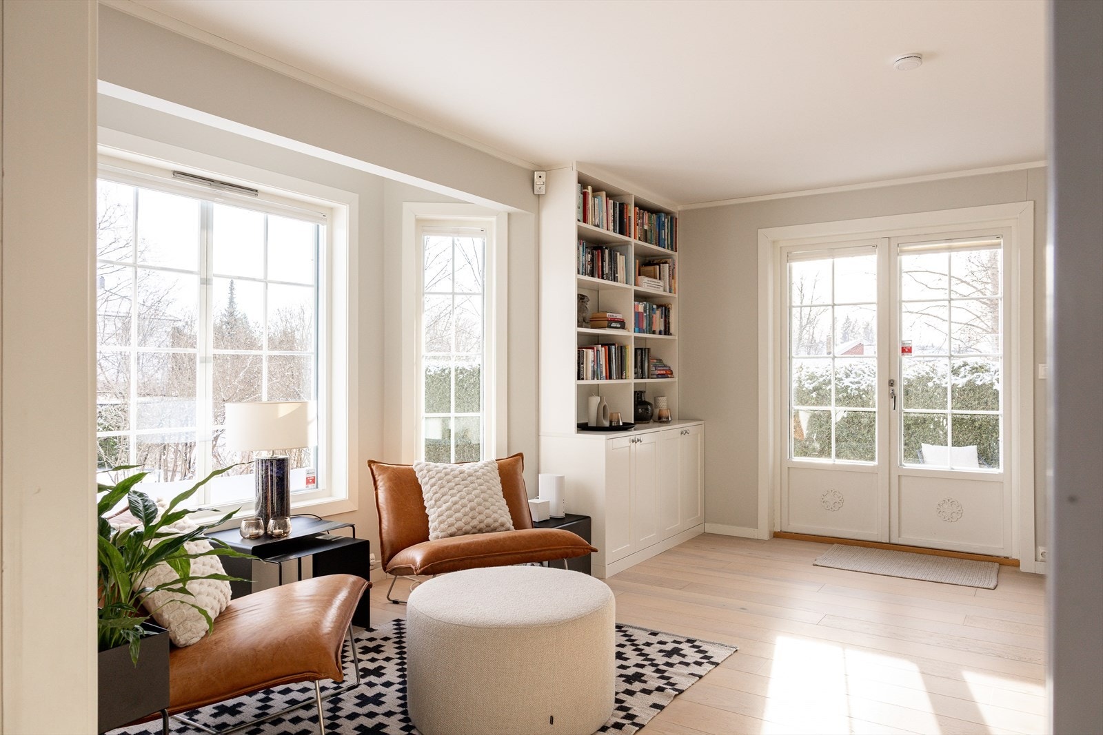 Stuen oppleves lys og luftig med store vindusflater som slipper inn rikelig med naturlig lys. Galleribilde