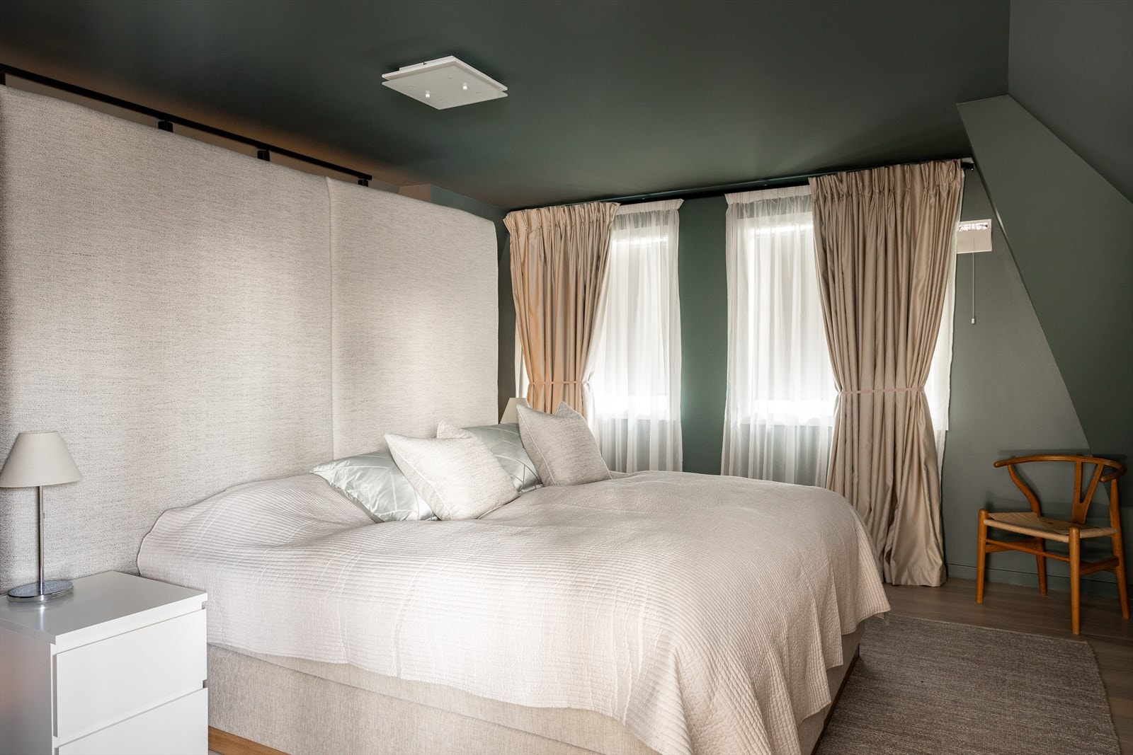 Romslig hovedsoverom med bad en-suite. Galleribilde