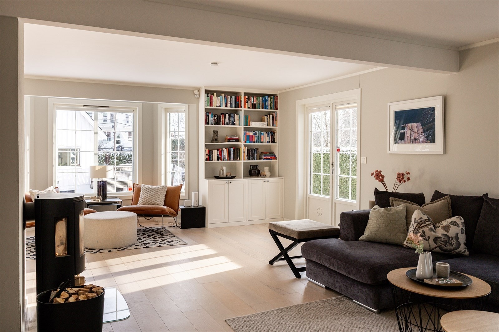 Huset er godt vedlikeholdt og inneholder 3 eller 4 soverom, 3 bad samt separat toalett og eget vaskerom. Galleribilde