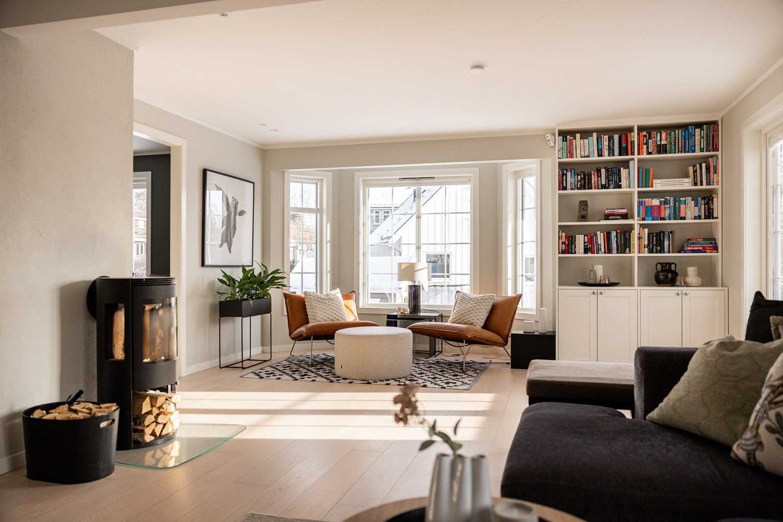 Peisovnen gir et naturlig blikkfang i rommet og bidrar til lun og behagelig atmosfære året rundt. Galleribilde