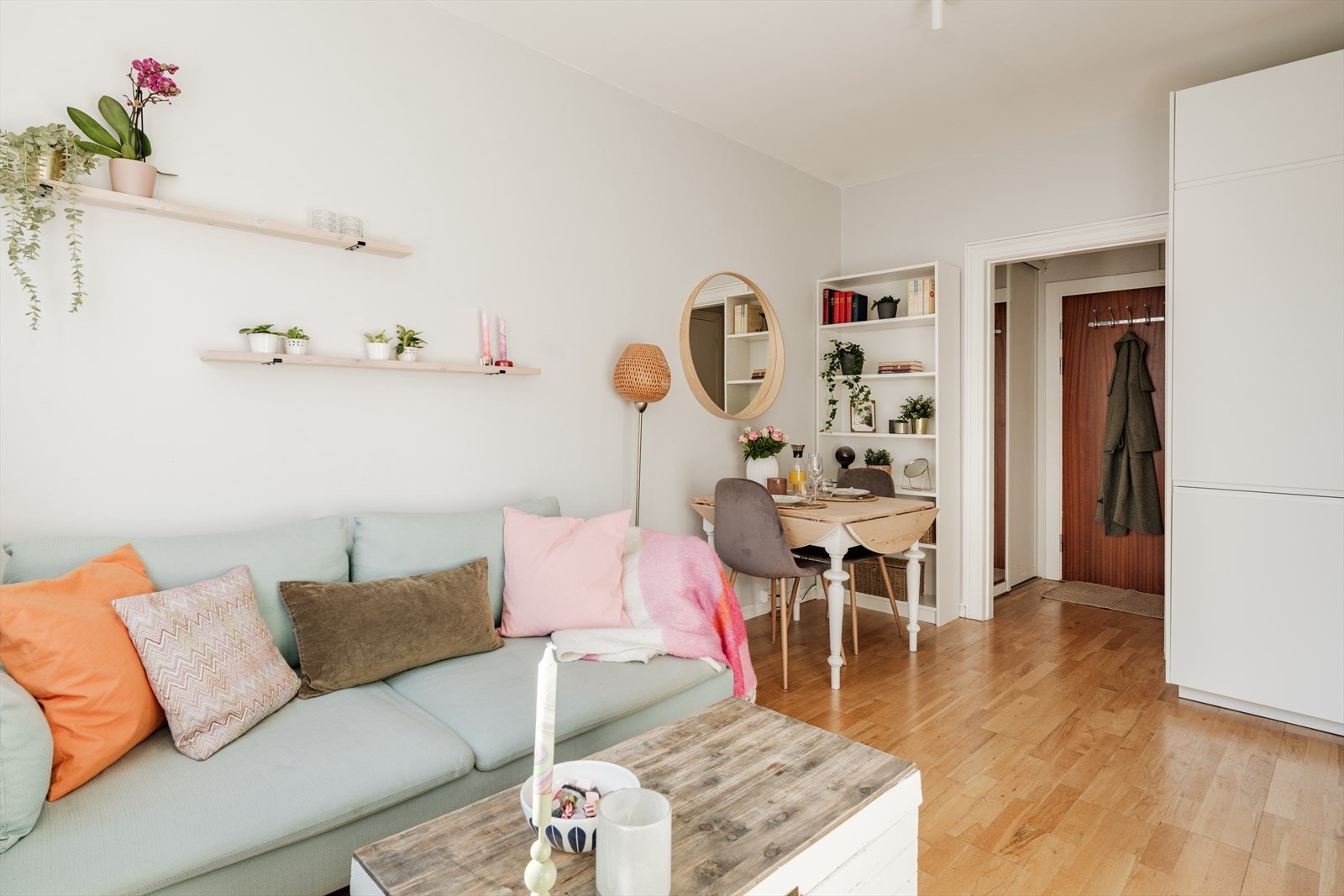 Leiligheten har en arealeffektiv og godt utnyttet planløsning med plass til både sofa, spisebord og øvrig ønsket møblement Galleribilde