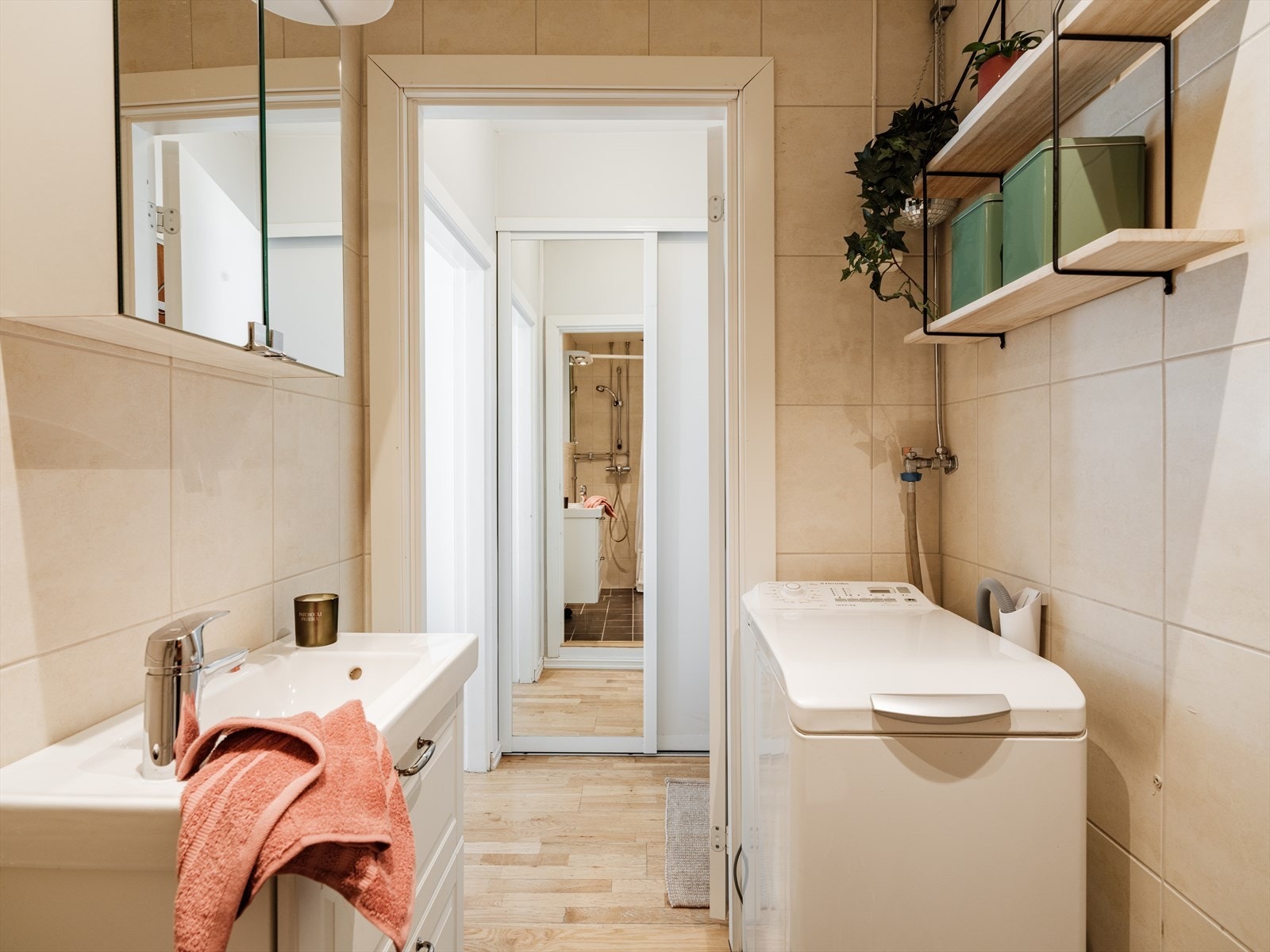 Badet ble i 2026 oppgradert termostat og downlights Galleribilde