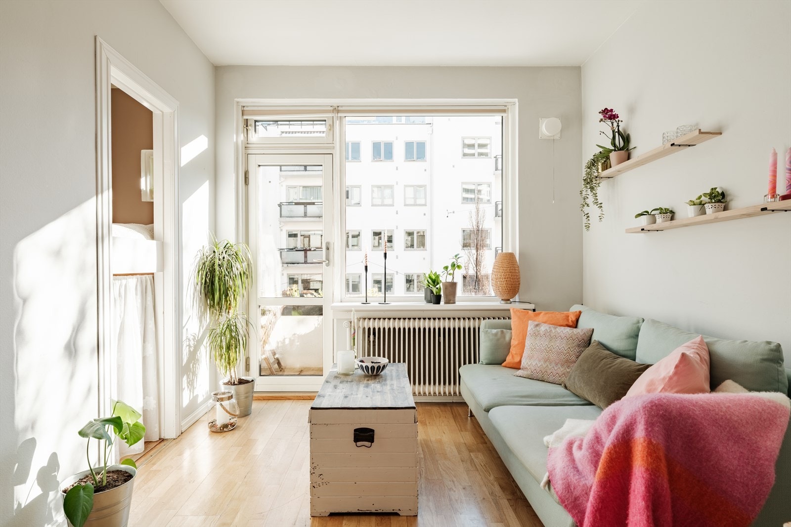 Lys og innbydende stue med store vindusflater som slipper inn rikelig med naturlig lys Galleribilde
