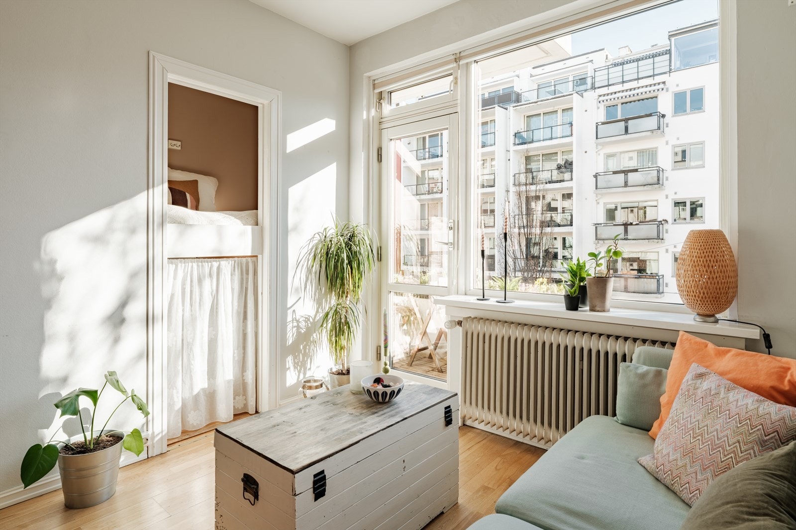 Leiligheten varmes opp med radiator. Varmtvann og fyring er inkludert i felleskostnadene Galleribilde