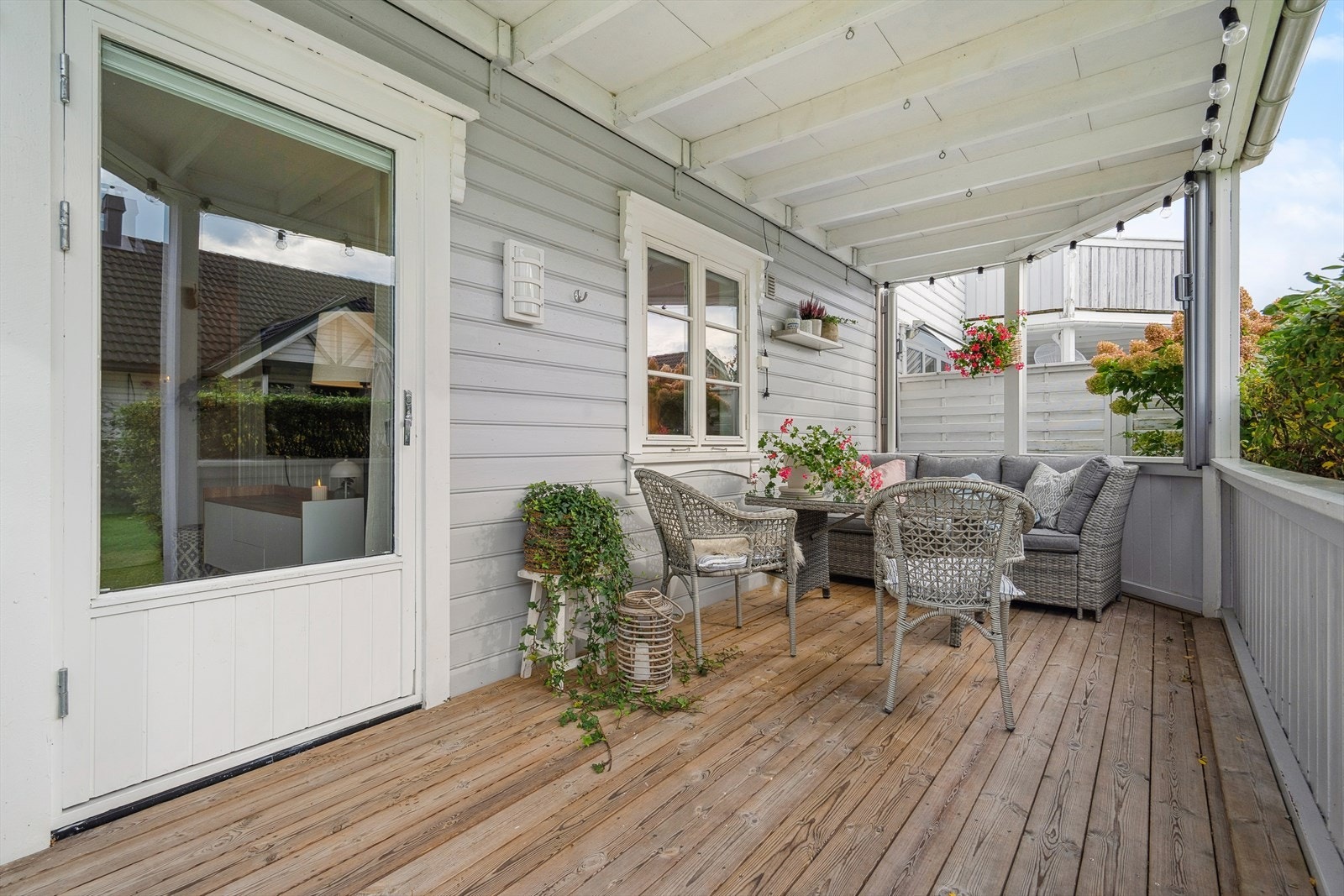 Fra stuen er det utgang til en overbygd terrasse på ca. 12 kvm. Galleribilde