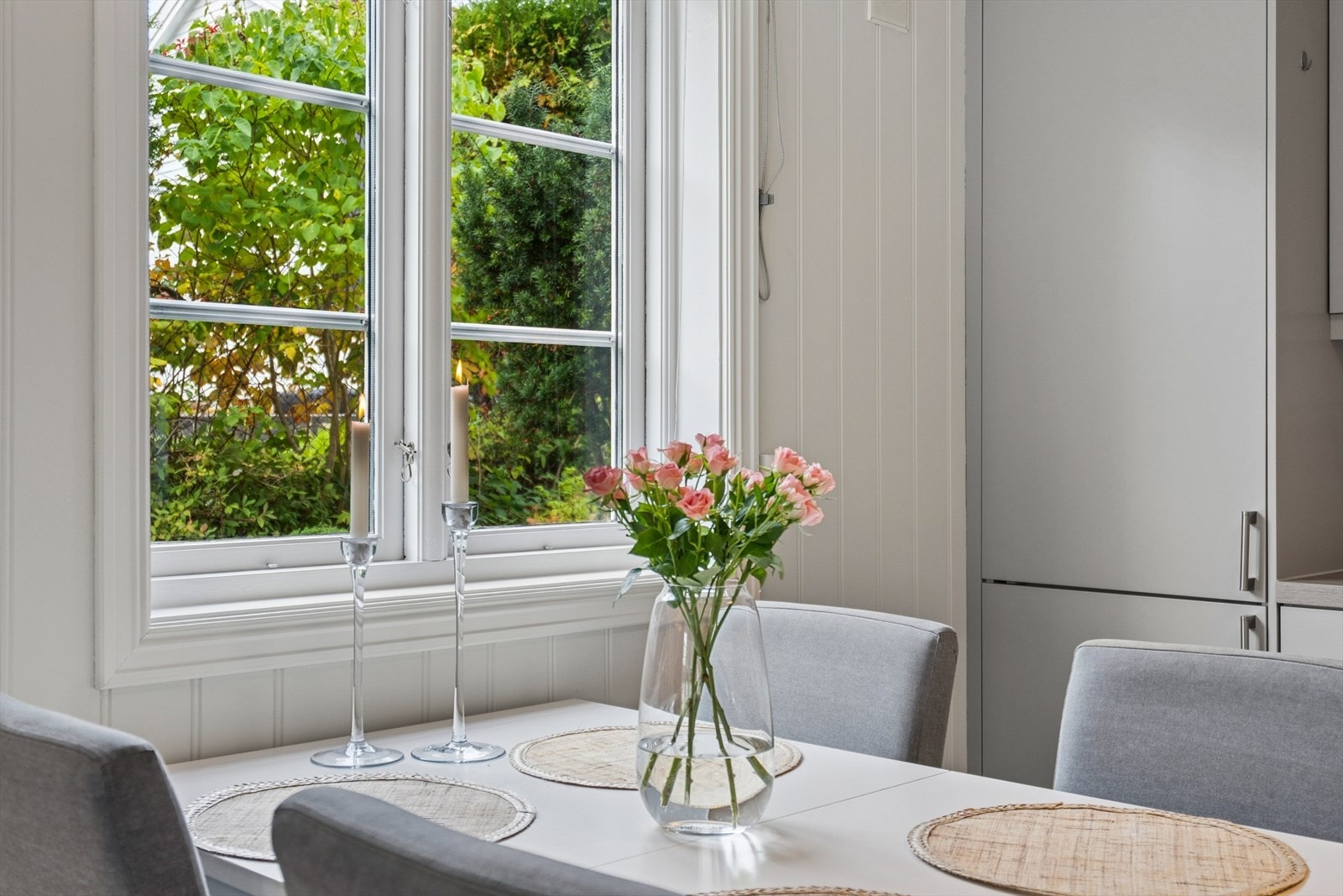 Fra spisebordet har du hyggelig grønt utsyn. Galleribilde