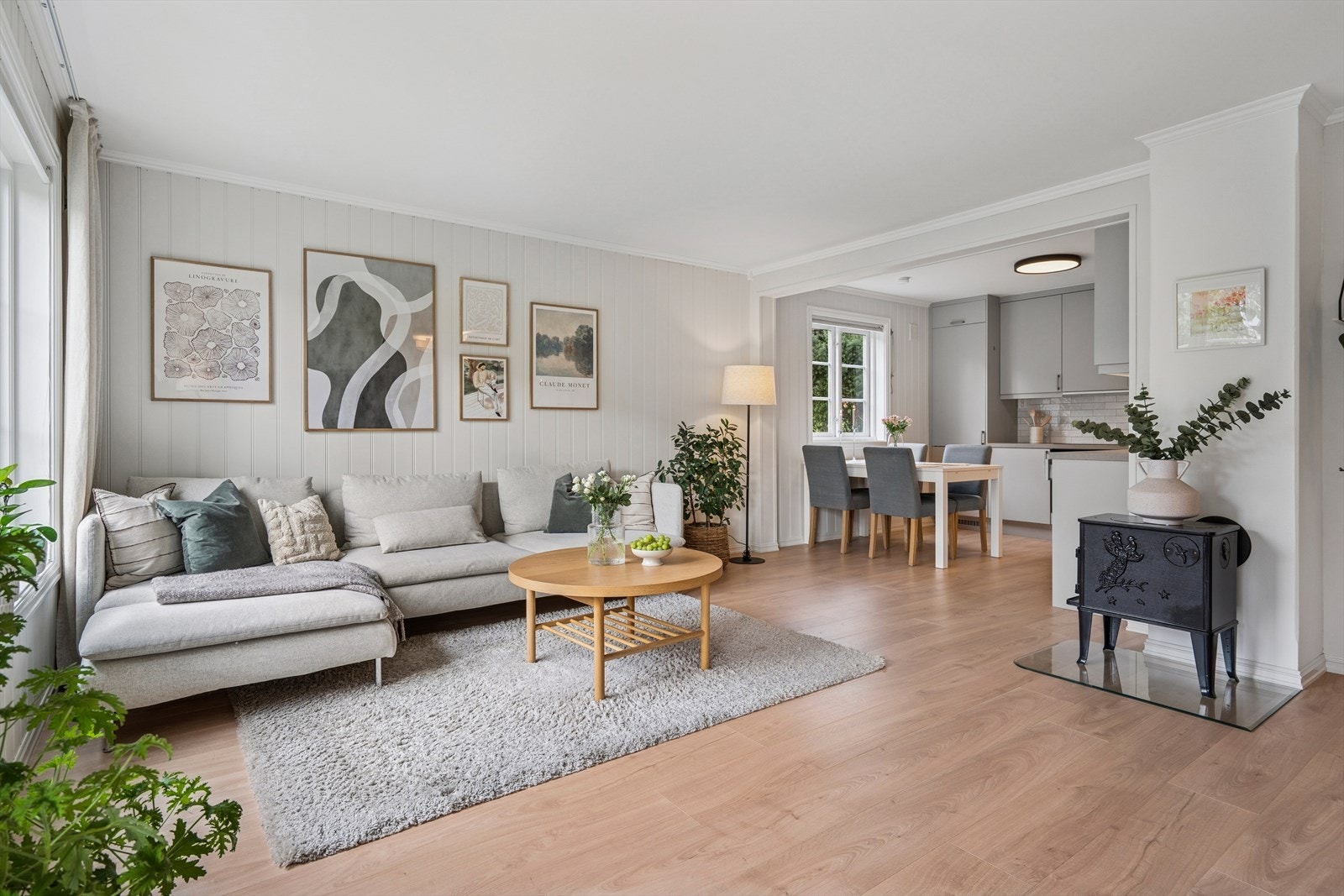 Rommet har godt med naturlig lys takket være store vindusflater. Galleribilde