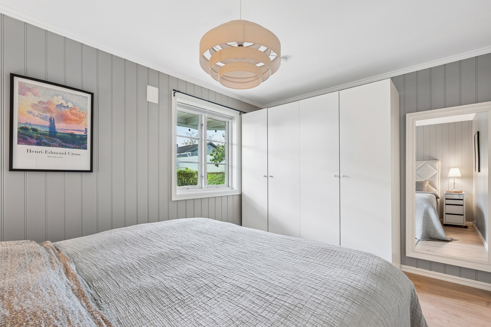 Større garderobeskap for lagring av klær. Galleribilde