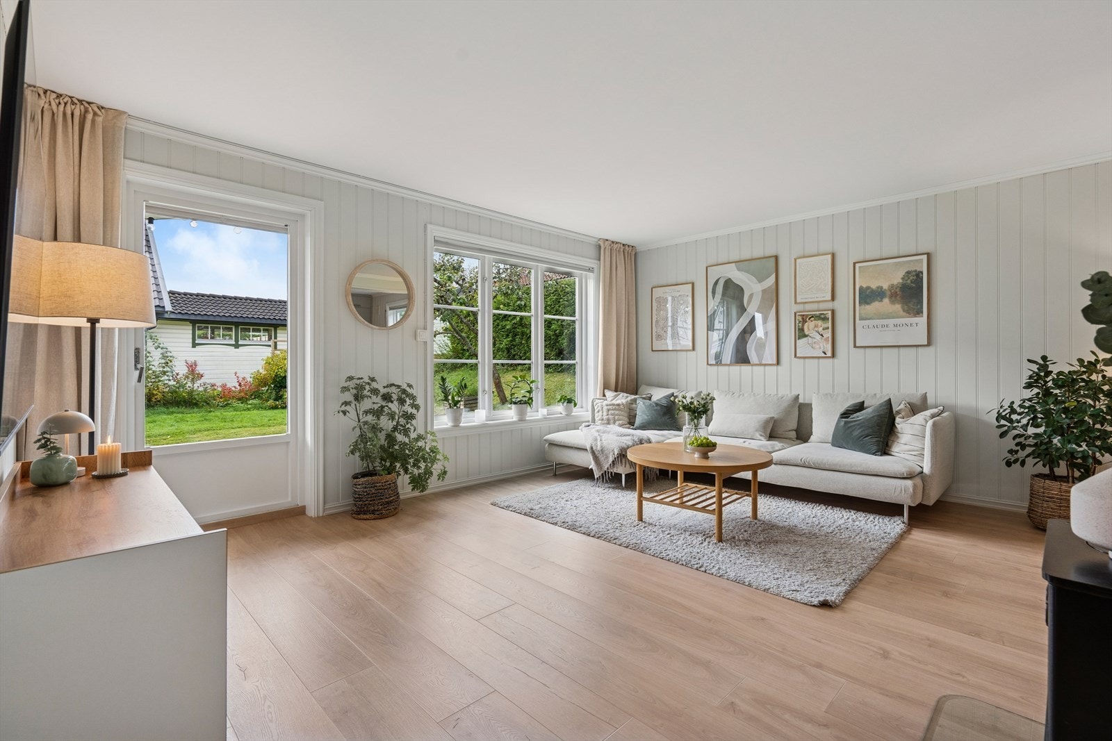 Leiligheten har en lys og luftig stue- og kjøkkenløsning med utgang til en solrik terrasse. Galleribilde