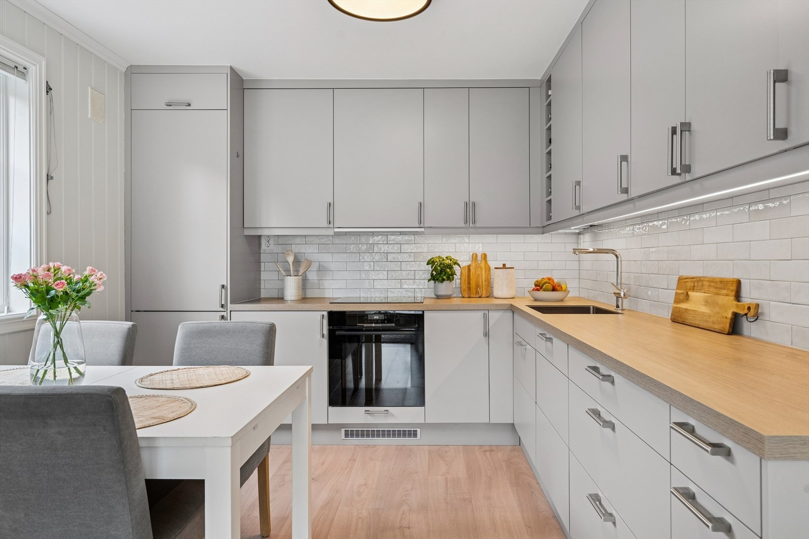 Kjøkkenet er utstyrt med integrert kjøl/fryseskap, oppvaskmaskin, komfyr og platetopp. Alle hvitevarer på kjøkken medfølger salget. Galleribilde