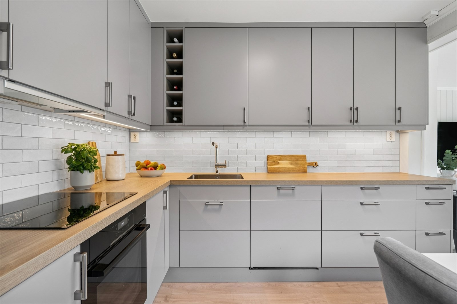 Over benkeplaten er det montert fliser, som ikke bare er praktiske, men også forenkler rengjøringen. Galleribilde