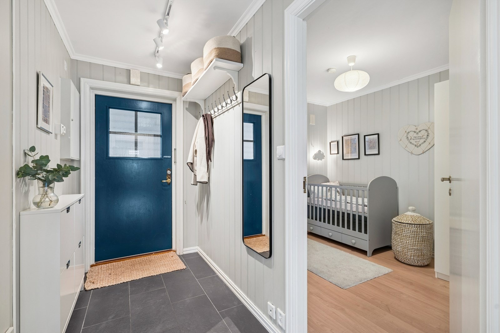 Man ønskes velkommen inn i en trivelig entré med tilkomst til alle rommene i leiligheten. Galleribilde