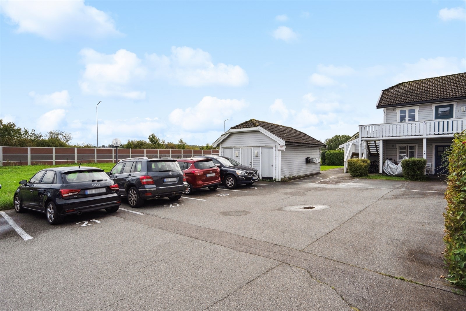 Det medfølger en fast plass på felles parkeringsplass. Sameiet har også fem gjesteparkeringer. Galleribilde