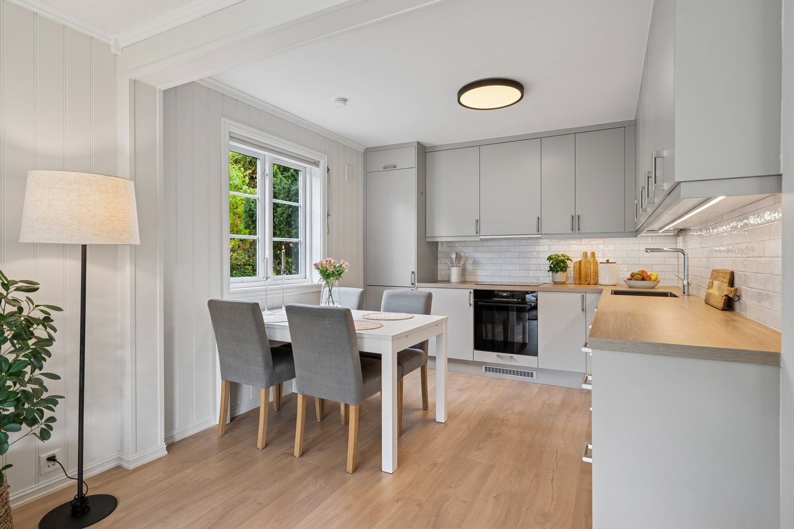 Kjøkkenet er fint plassert i eget hjørne i det åpne allrommet. Galleribilde