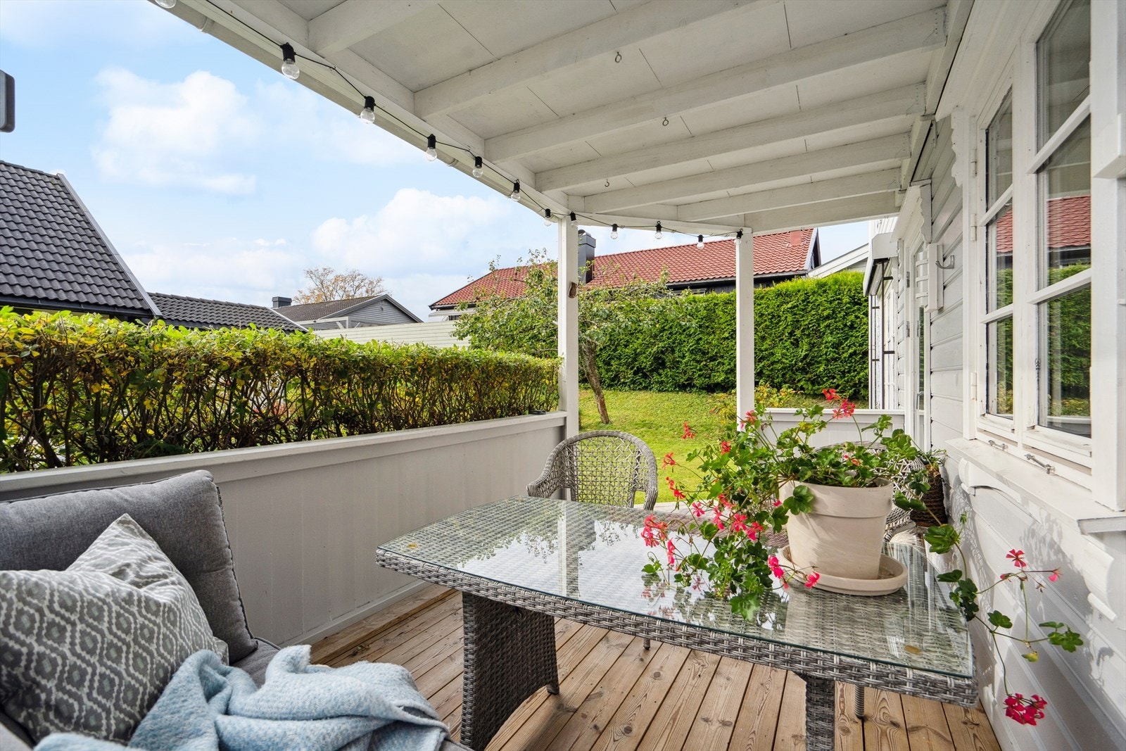 Sørvendt terrasse med gode solforhold og direkte tilkomst til hage. Galleribilde