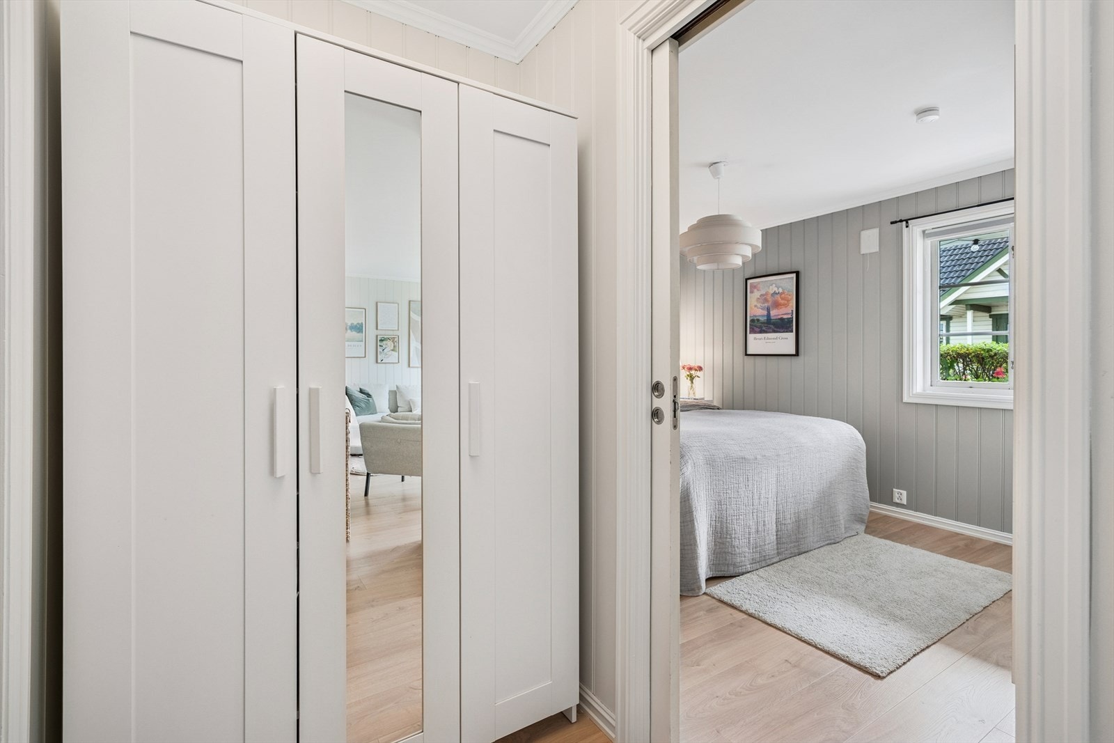 I gangen mellom entré og soverom er det plass til et garderobeskap for oppbevaring. Galleribilde