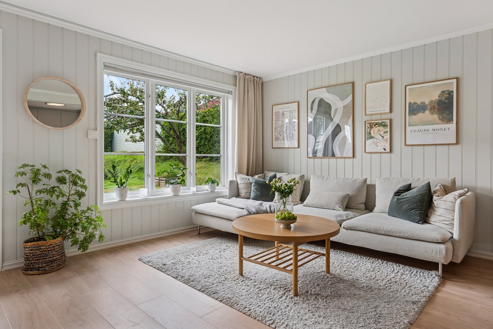 Delikat og innbydende stue med lyse flater og harmonisk fargepalett. Galleribilde