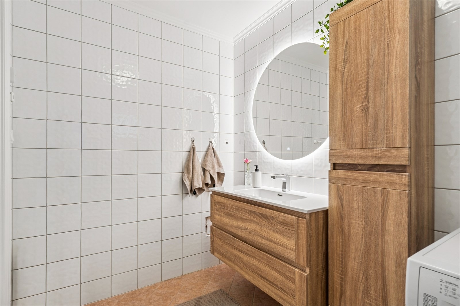 Det er opplegg for vaskemaskin og plass for frittstående skap til håndklær og utstyr. Galleribilde