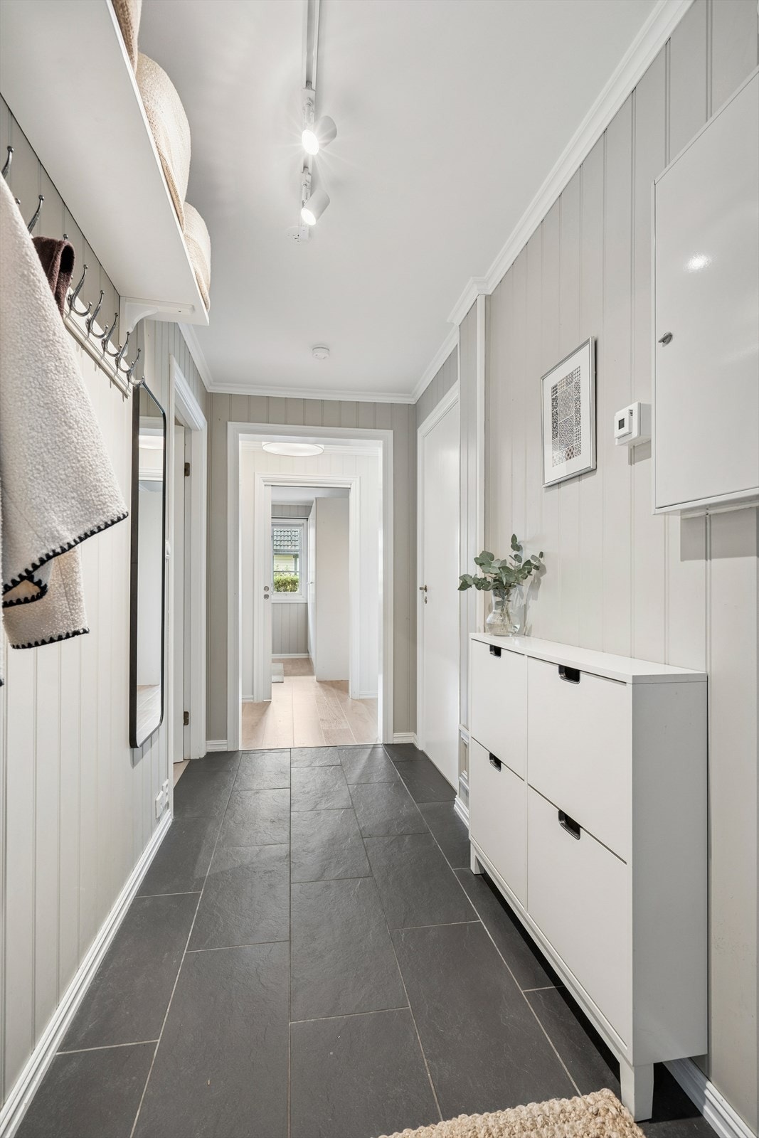 Rommet har praktiske flislagte gulv med varmekabler. Galleribilde