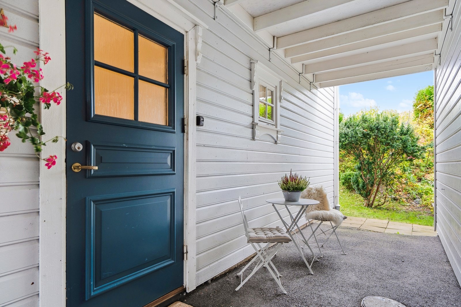 Leiligheten ligger i byggets 1. etasje med trappefri adkomst, og har et hyggelig inngangsparti. Galleribilde