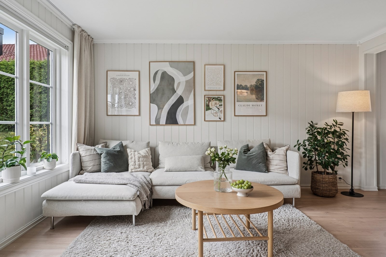 Behagelig oppholdsrom med moderne preg og rolig atmosfære. Galleribilde