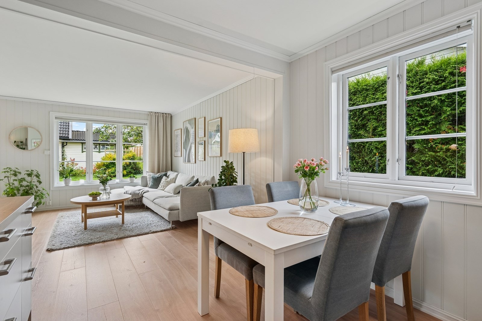 Det ble lagt nye, moderne laminatgulv i stue, kjøkken og soverom i 2024. Galleribilde