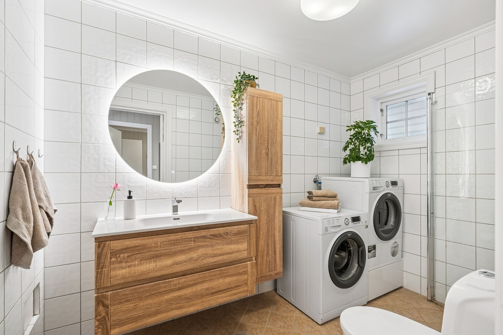 Leilighetens baderom er av fin størrelse. Bad skal være fornyet i 2010 med fliser lagt på eldre vinylbelegg, nye overflater og innredninger. Galleribilde