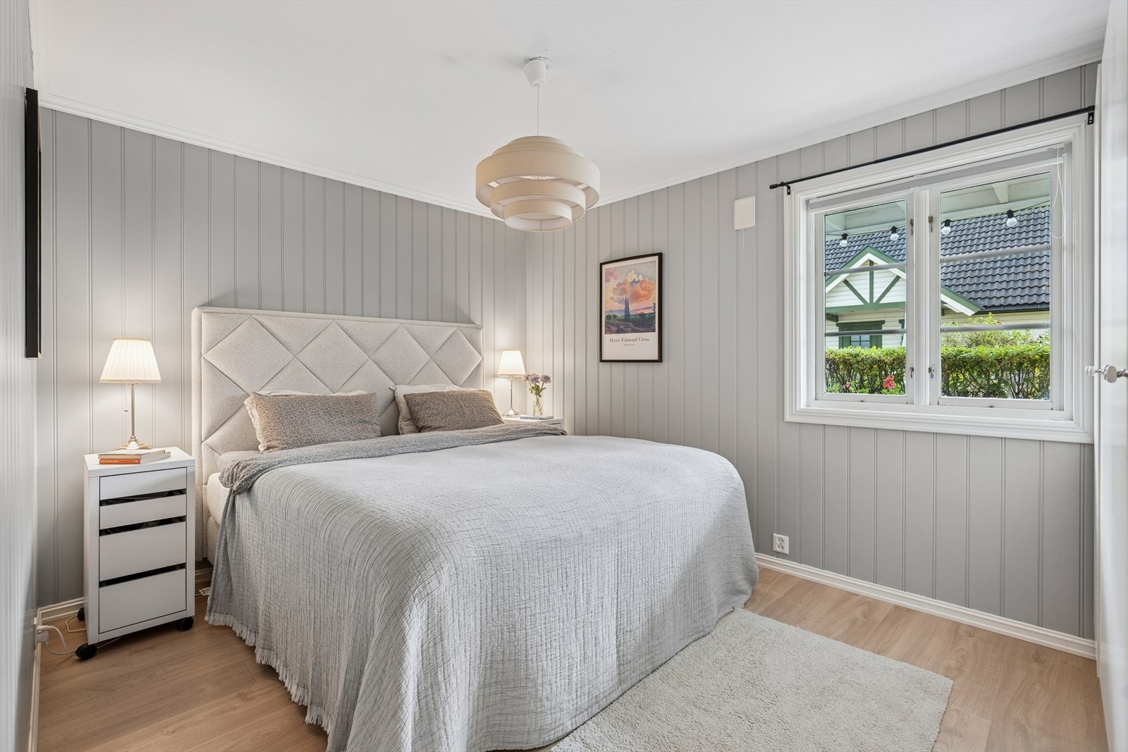 Hovedsoverom med plass til dobbeltseng og nattbord. Galleribilde