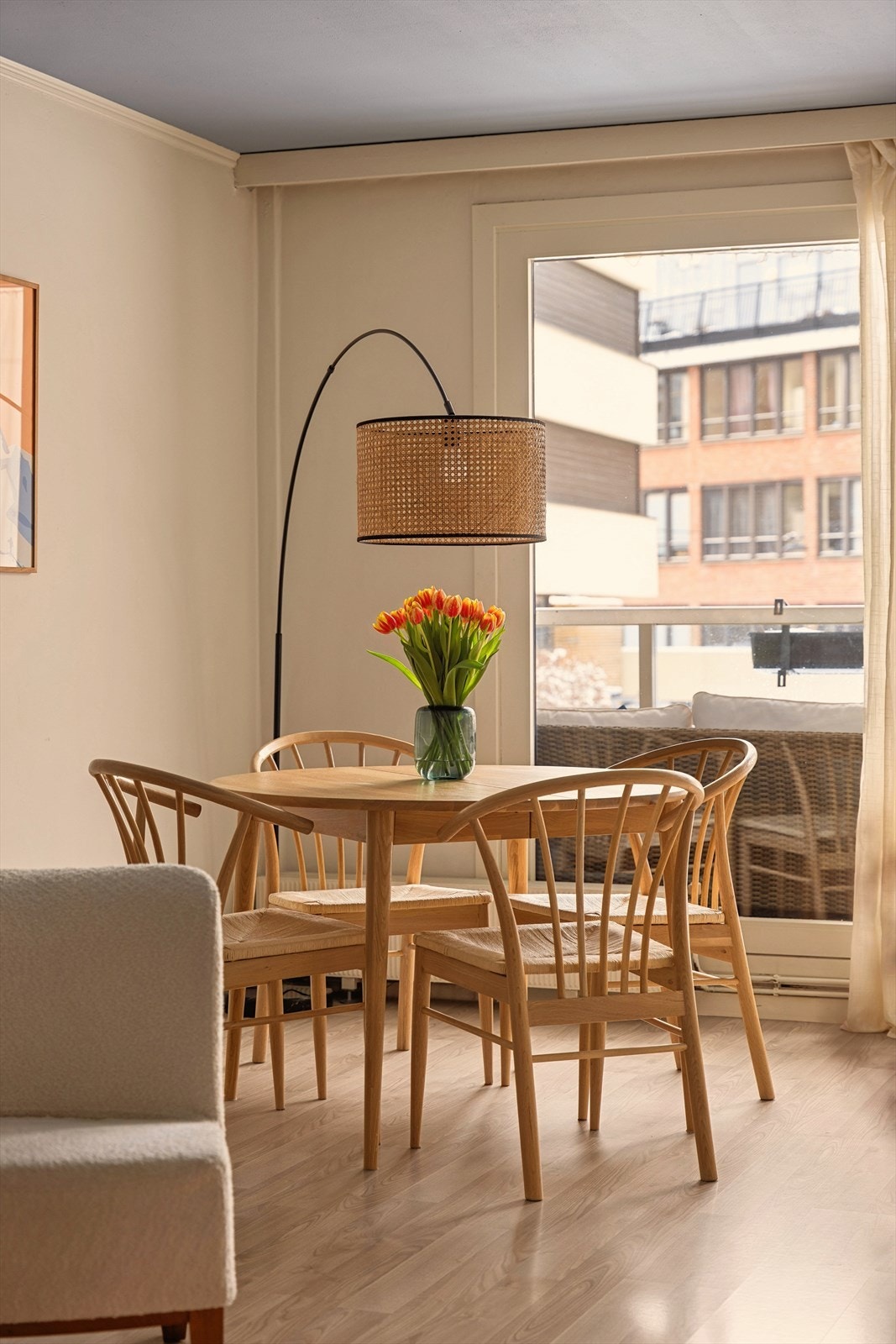 Du får rikelig med naturlig sollys gjennom de mange vindusflatene. Galleribilde