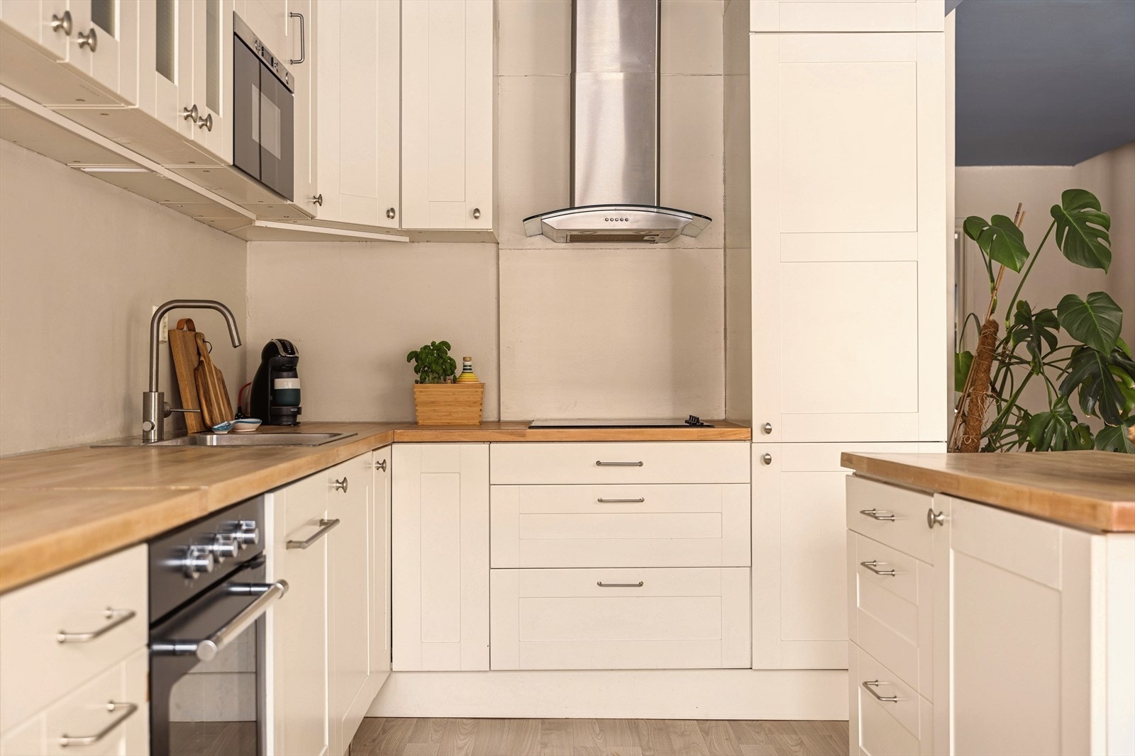 Kjøkkenet har en IKEA-innredning fra 2008 og fremstår funksjonelt og praktisk utformet. Galleribilde