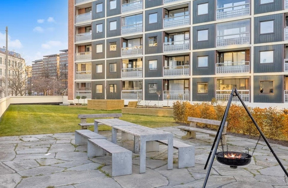 Borettslaget har et stort parkmessig fellesområde med plen og pen beplantning, lekeplass, sittegrupper og grill. Galleribilde