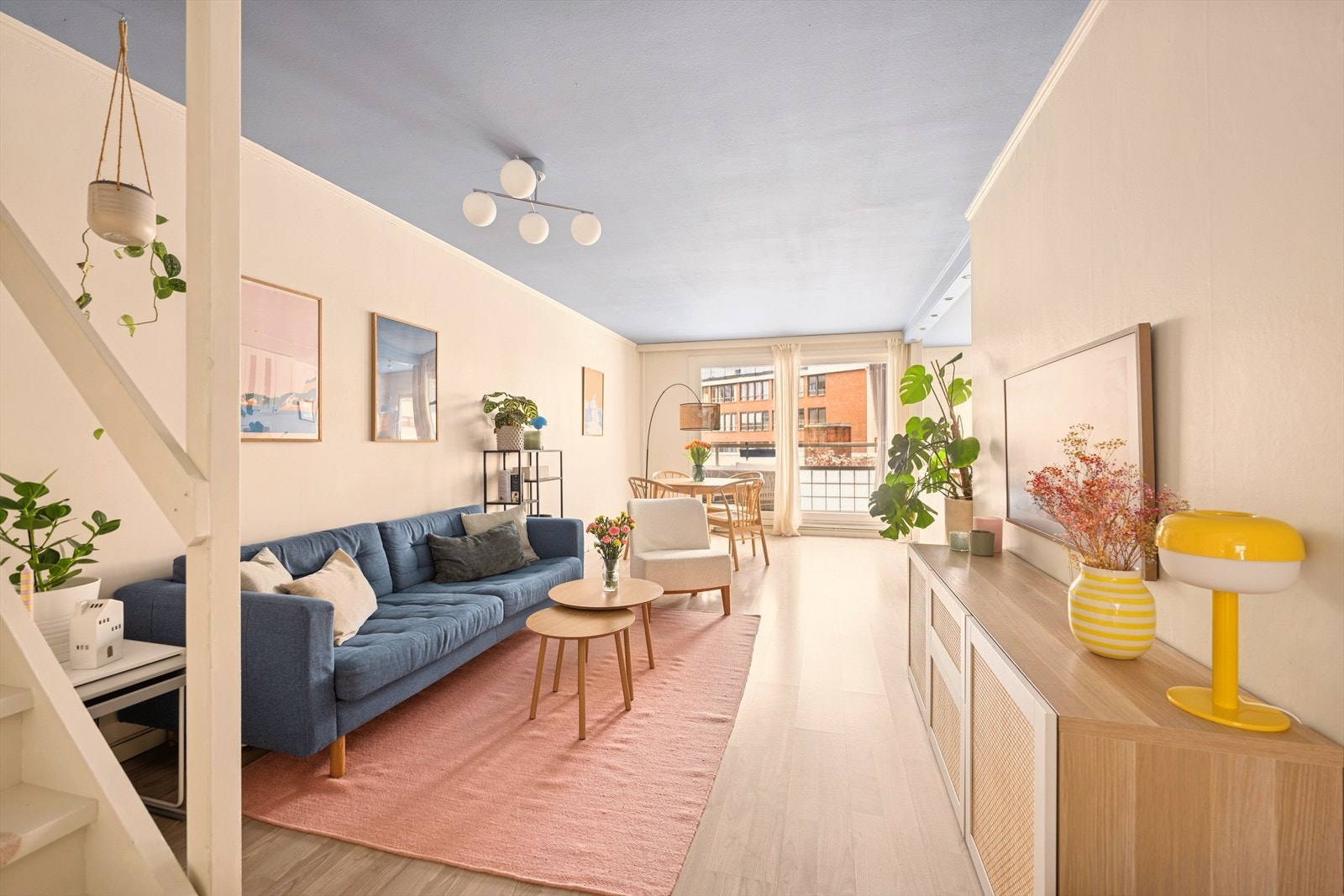 Laminatgulv og lyse fargetoner på veggene gir et moderne og lett uttrykk, og rommet fremstår lyst og pent. Galleribilde