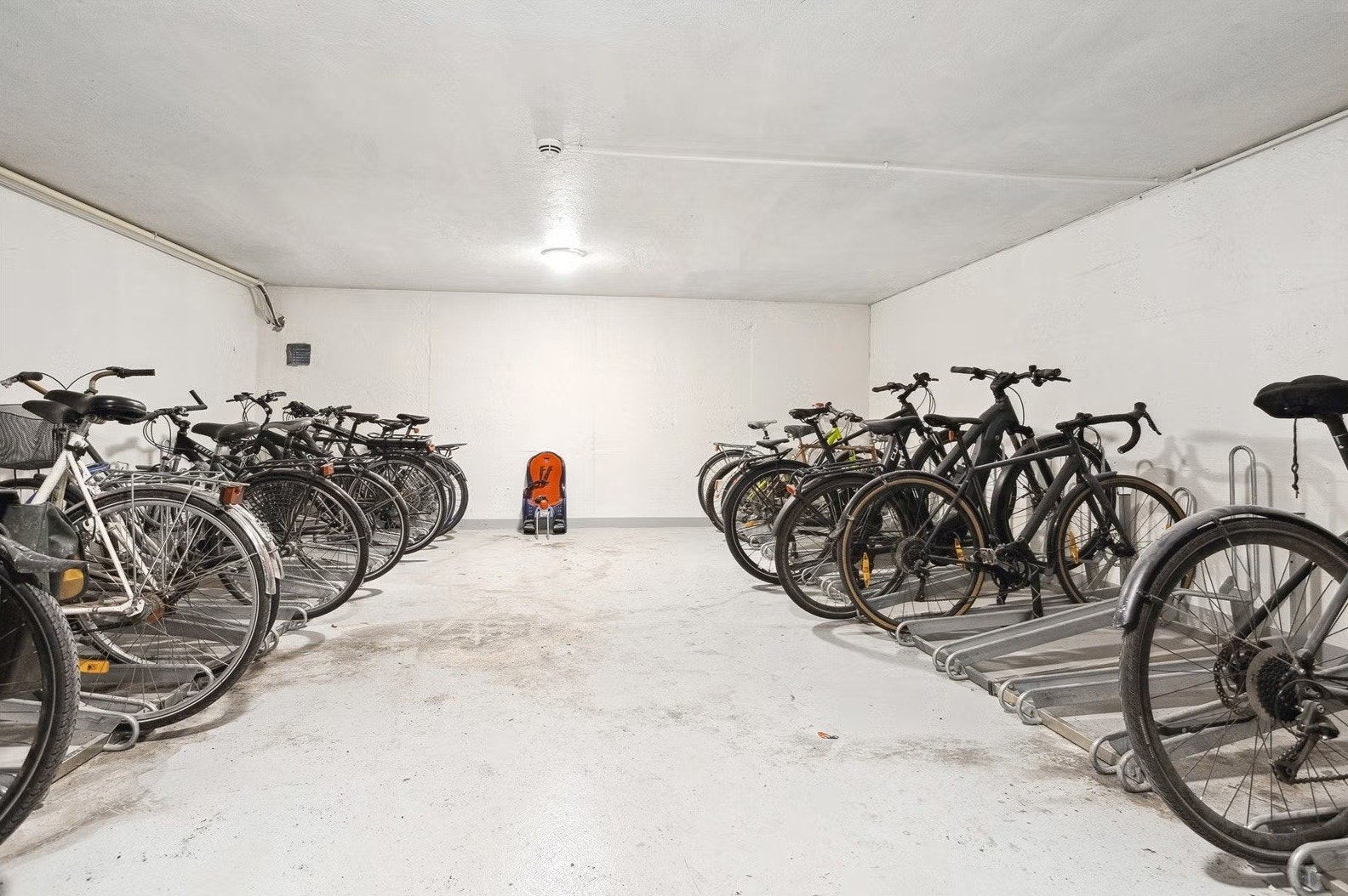 Felles sykkelparkering i borettslaget. Galleribilde