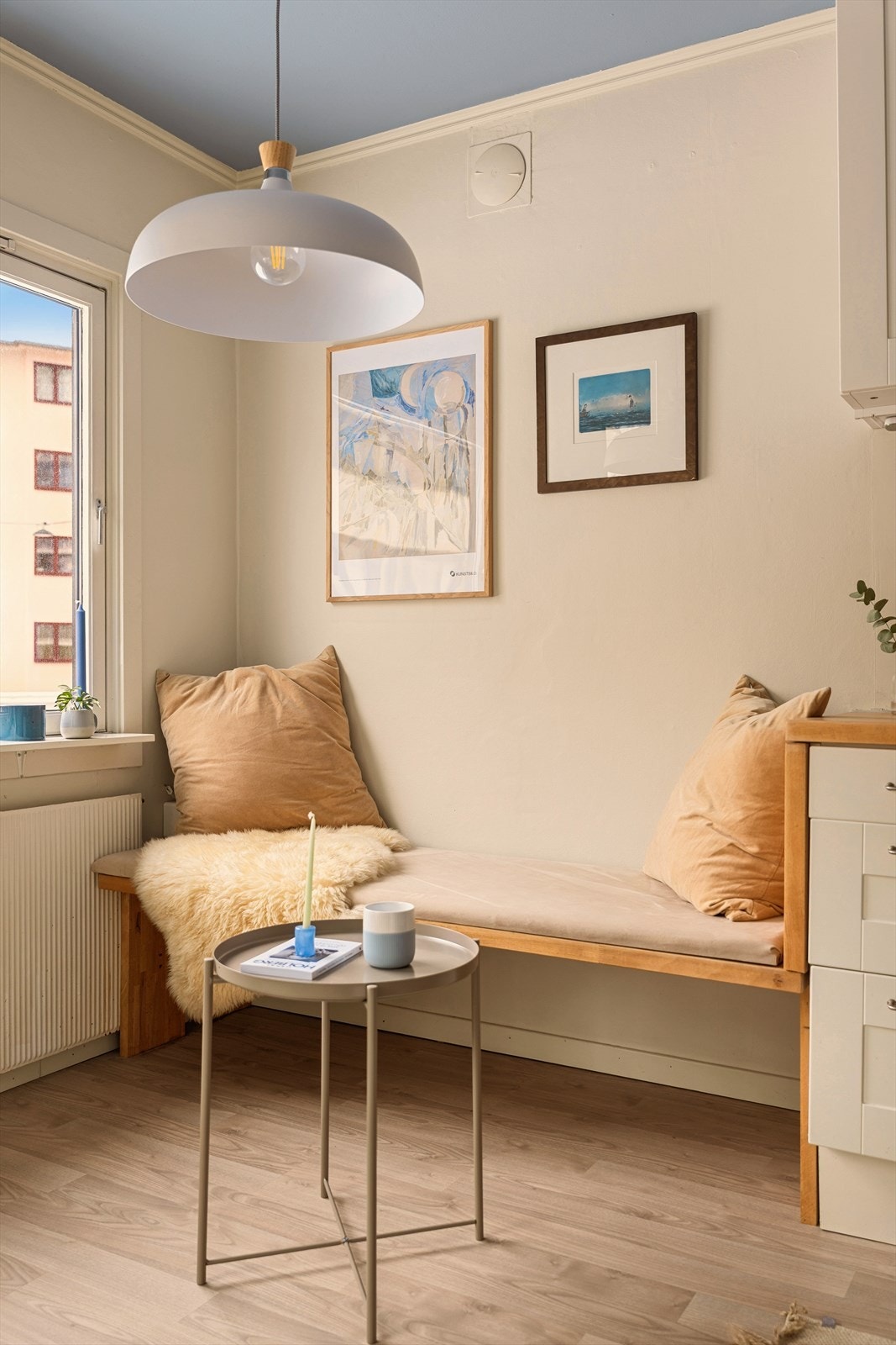 Det er lagt opp for sitteplasser i hjørnet av kjøkkenet. Her kan du sette opp en fin spiseplass, eller beholde det slik det er for å ha et naturlig sted å nyte morgenkaffen Galleribilde