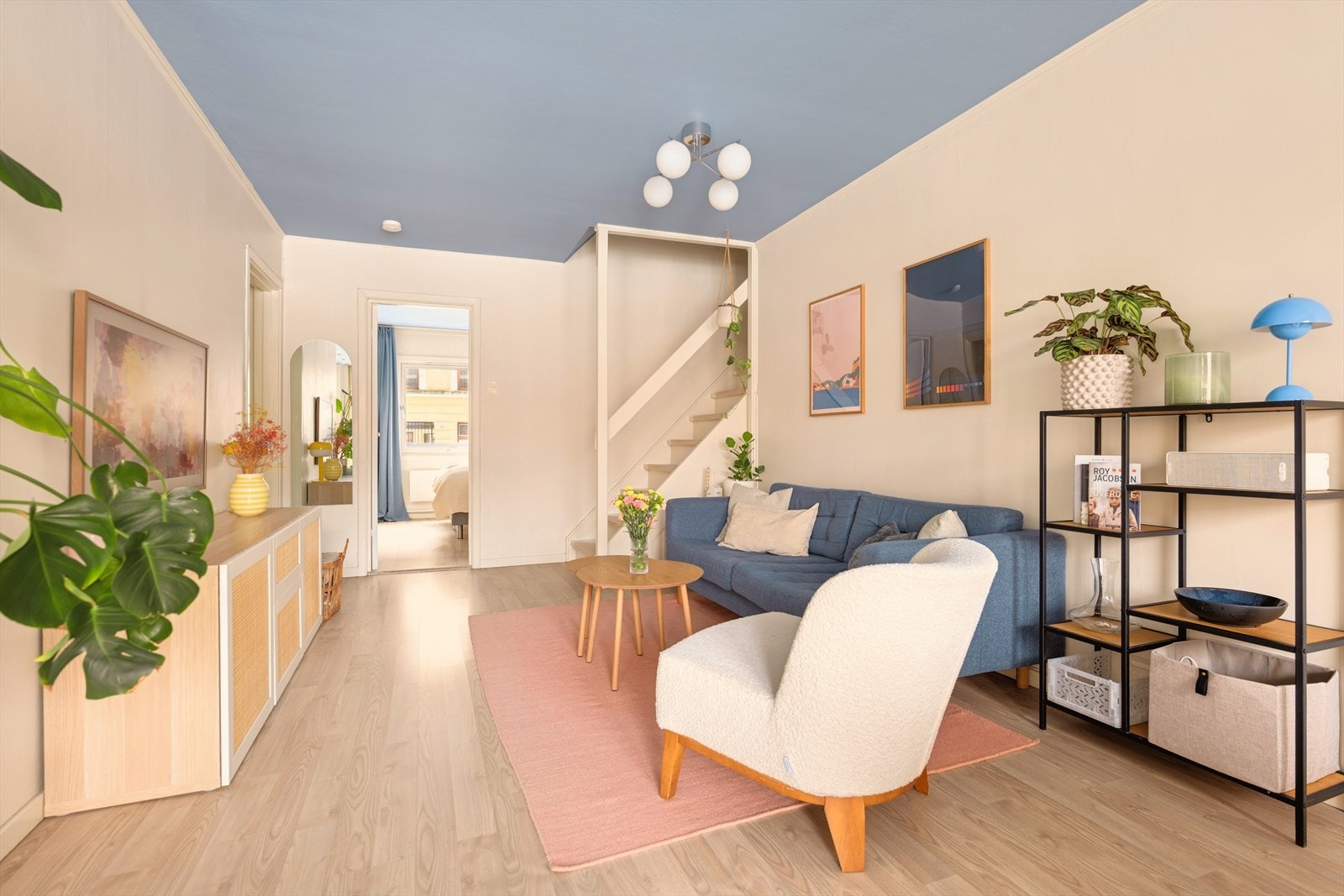 De gode lysforholdene bidrar til en trivelig atmosfære, og planløsningen gjør det enkelt å møblere etter egne ønsker. Galleribilde