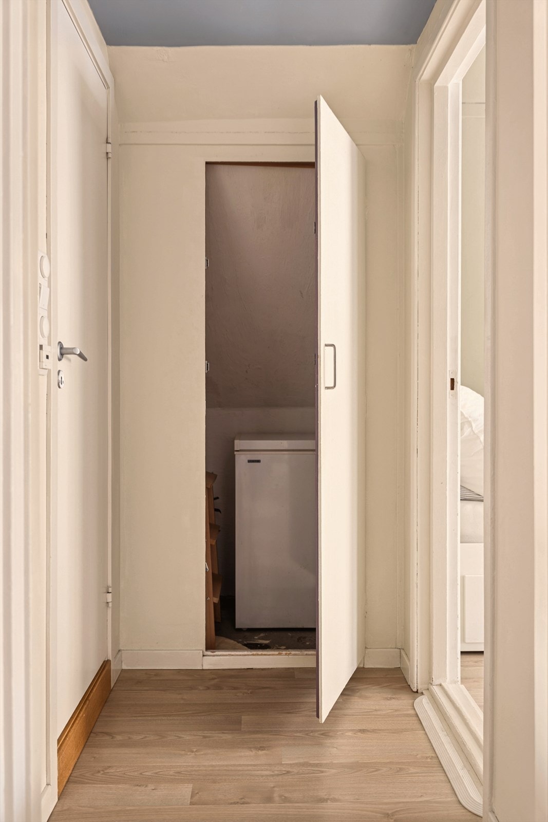 I gangen mellom soverom og bad finner du en praktisk innvendig bod. Galleribilde