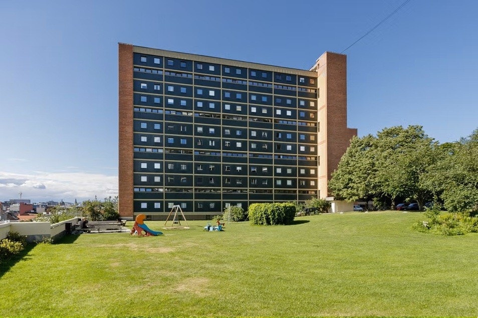 Enerhaugen er en høyde over Tøyen, som ligger luftig og tilbaketrukket fra trafikkstøy. Her bor du i et hyggelig og spennende område som er i full oppblomstring med de karakteristiske "Enerhaugblokkene". Galleribilde