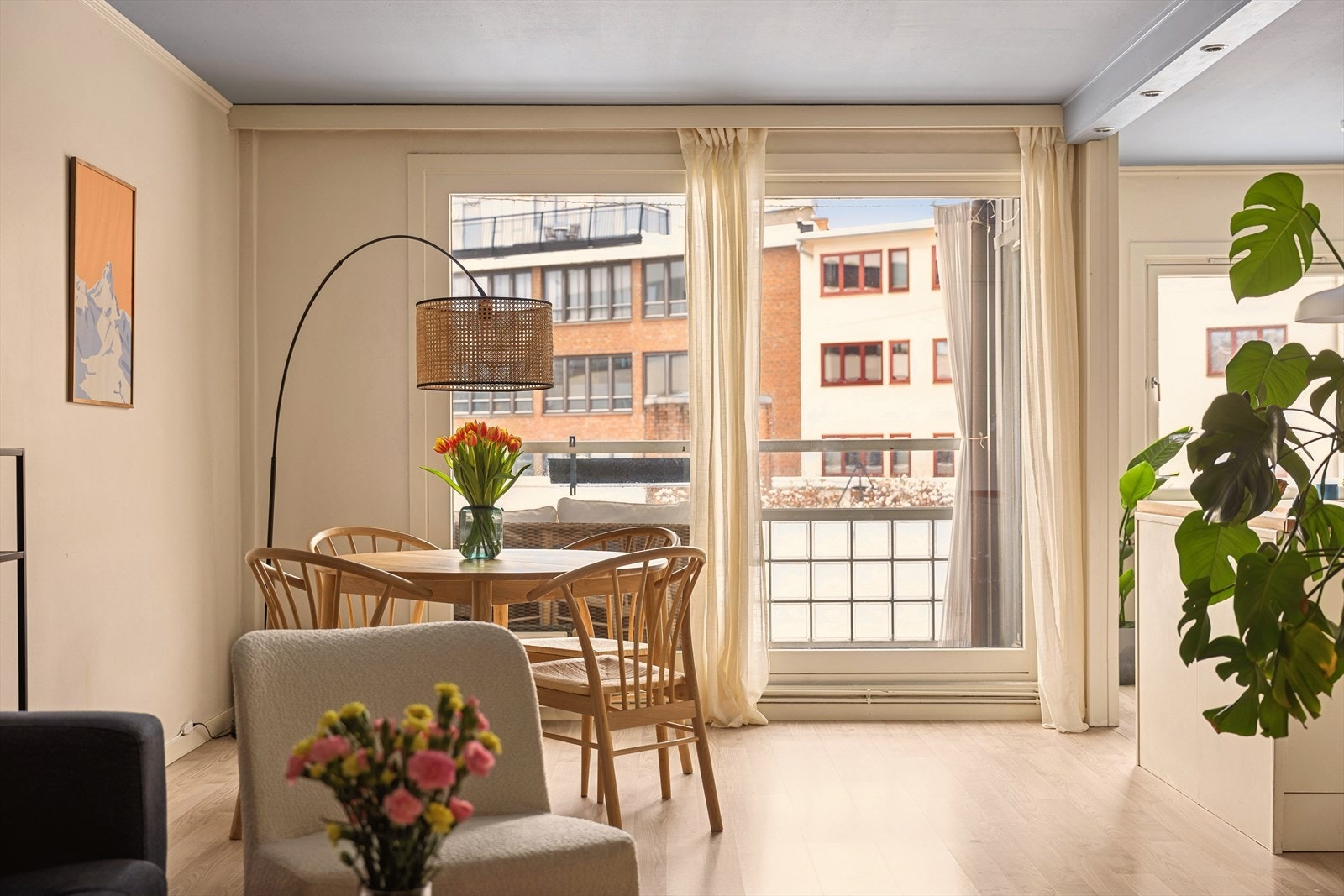 Fra stua er det utgang til nordvestvendt balkong på omtrent 4 kvm. Galleribilde