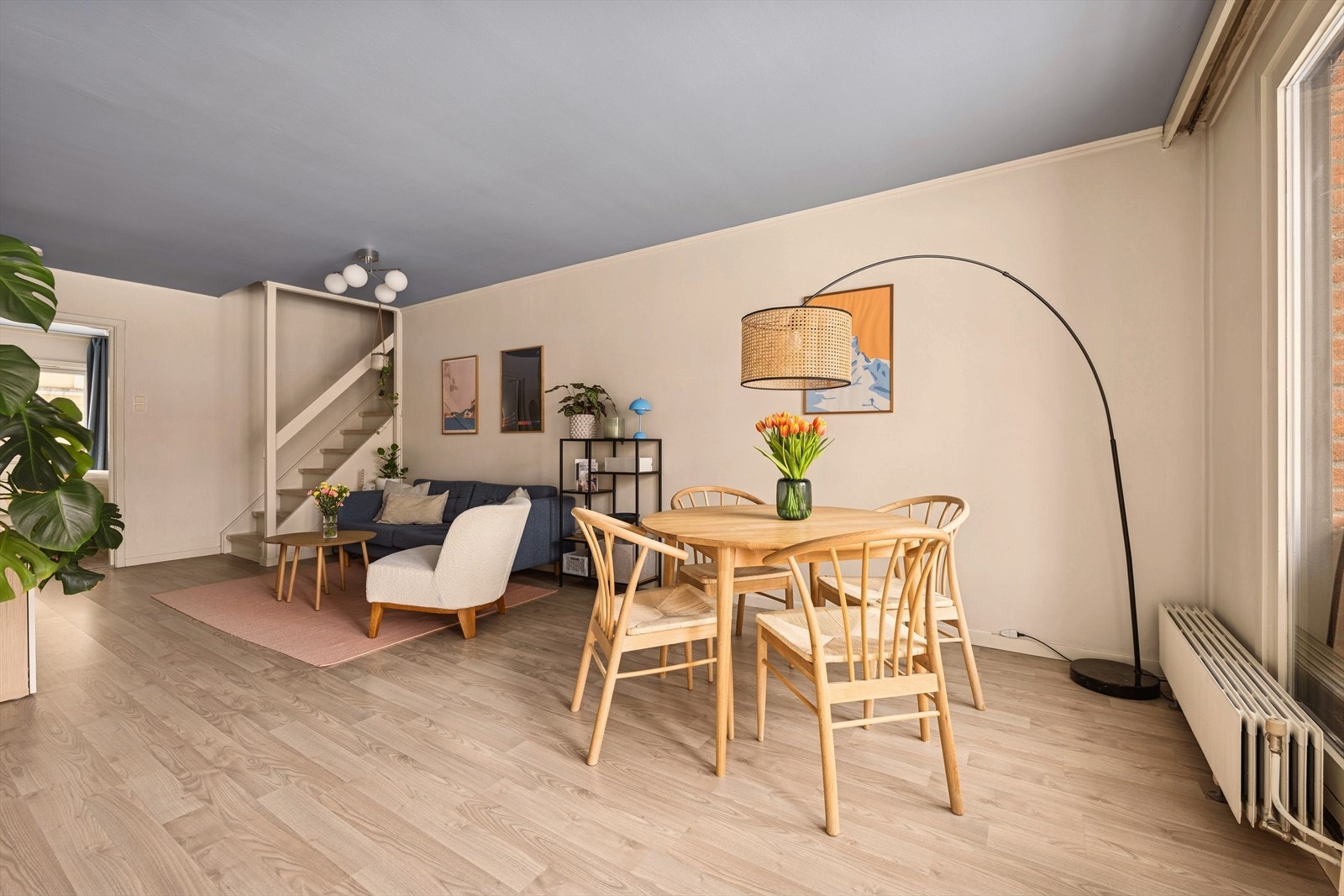 Stuen er romslig og innbydende, med god plass til både sofagruppe og spisebord. Galleribilde