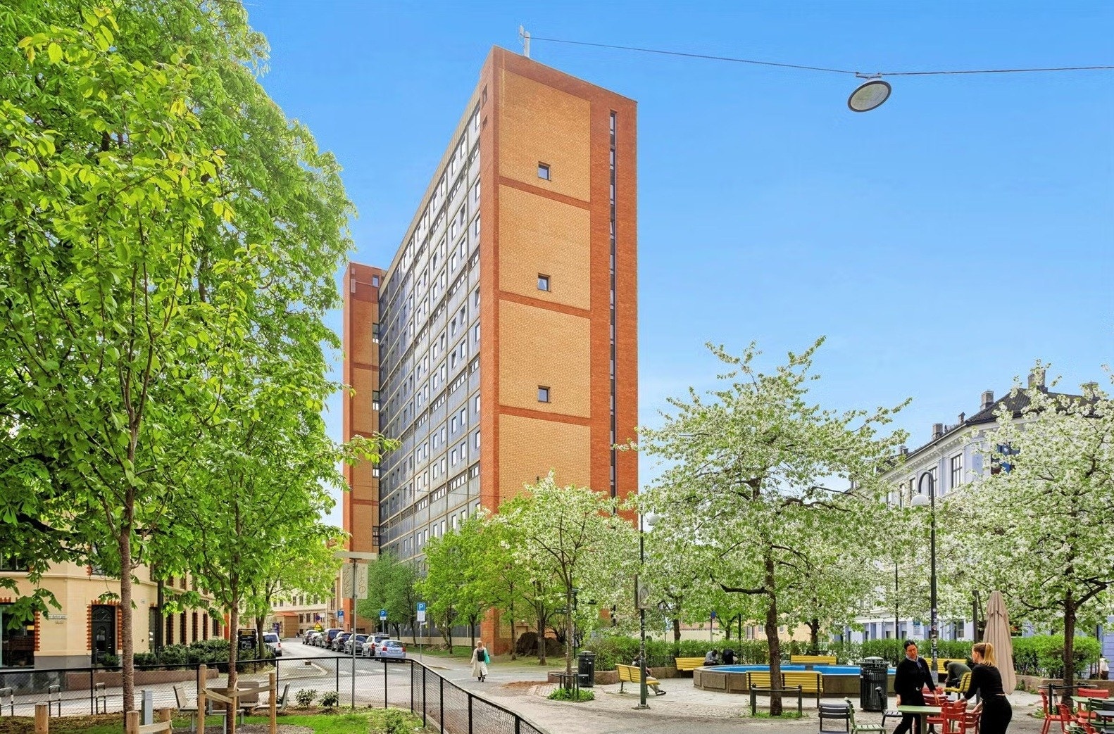 Enerhaugen er en høyde over Tøyen, som ligger luftig og tilbaketrukket fra trafikkstøy. Her bor du i et hyggelig og spennende område som er i full oppblomstring med de karakteristiske "Enerhaugblokkene". Galleribilde