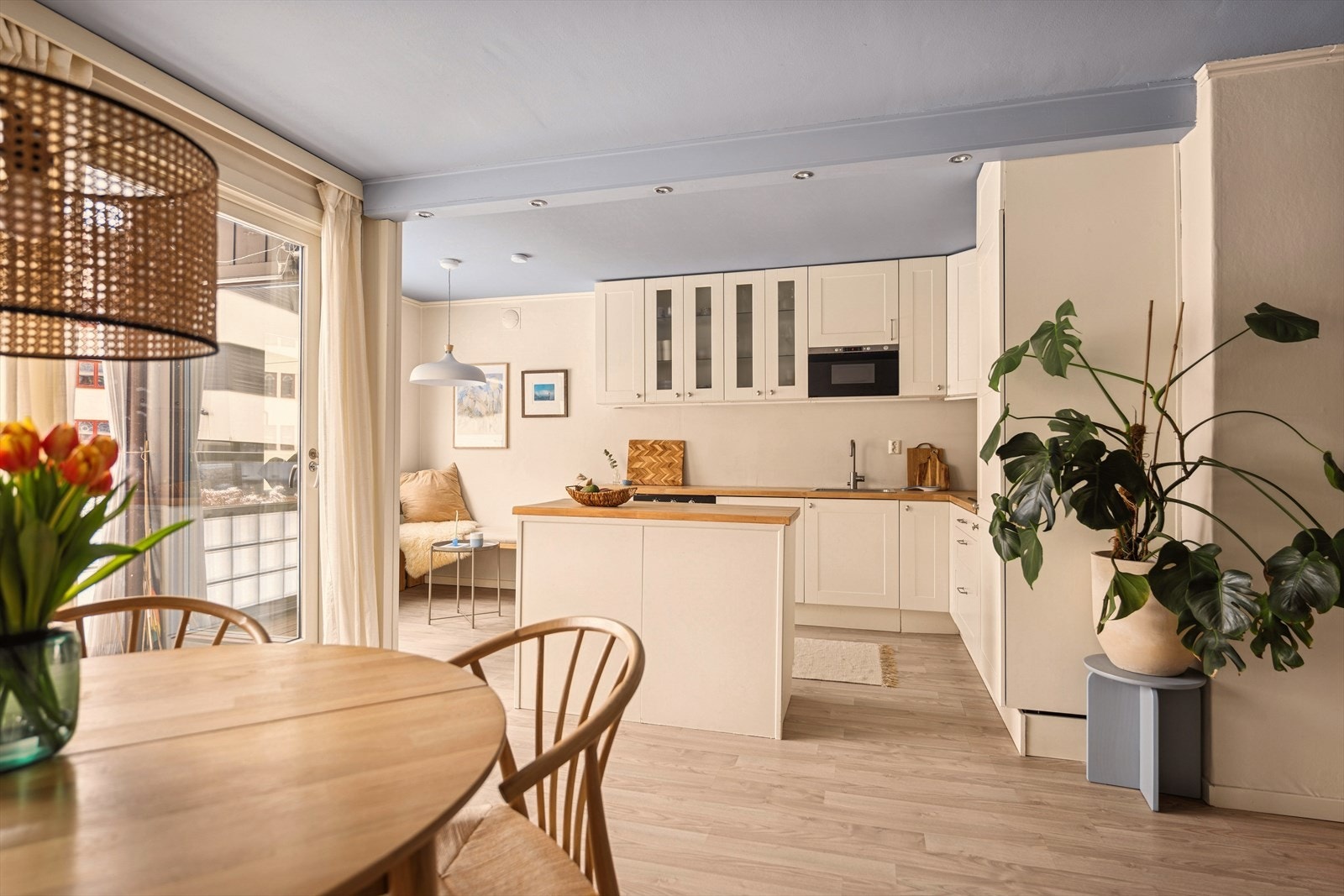 Rommet er delvis adskilt fra stuen, noe som gir en naturlig soneinndeling samtidig som man beholder en åpen og sosial løsning Galleribilde